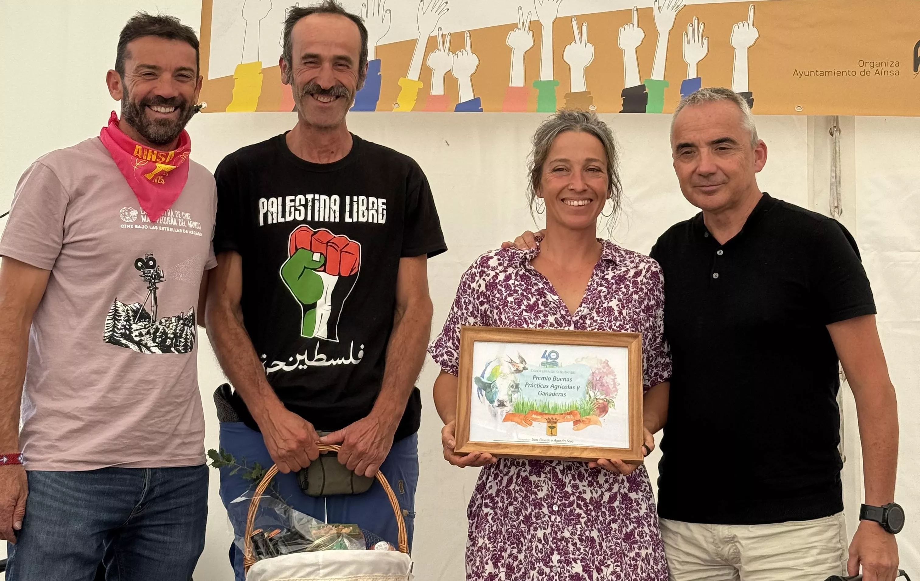 Agustín Sesé y Ana Rosado recogen el premio a Siricueta de Morillo de Sampietro de manos del alcalde de Aínsa y la FCQ. Agustín Sesé y Ana Rosado recogen el premio a Siricueta de Morillo de Sampietro de manos del alcalde de Aínsa y la FCQ.