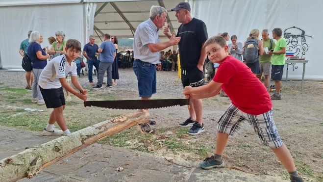 Los pequeños también participan en el concurso de aserrado de troncos Los pequeños también participan en el concurso de aserrado de troncos