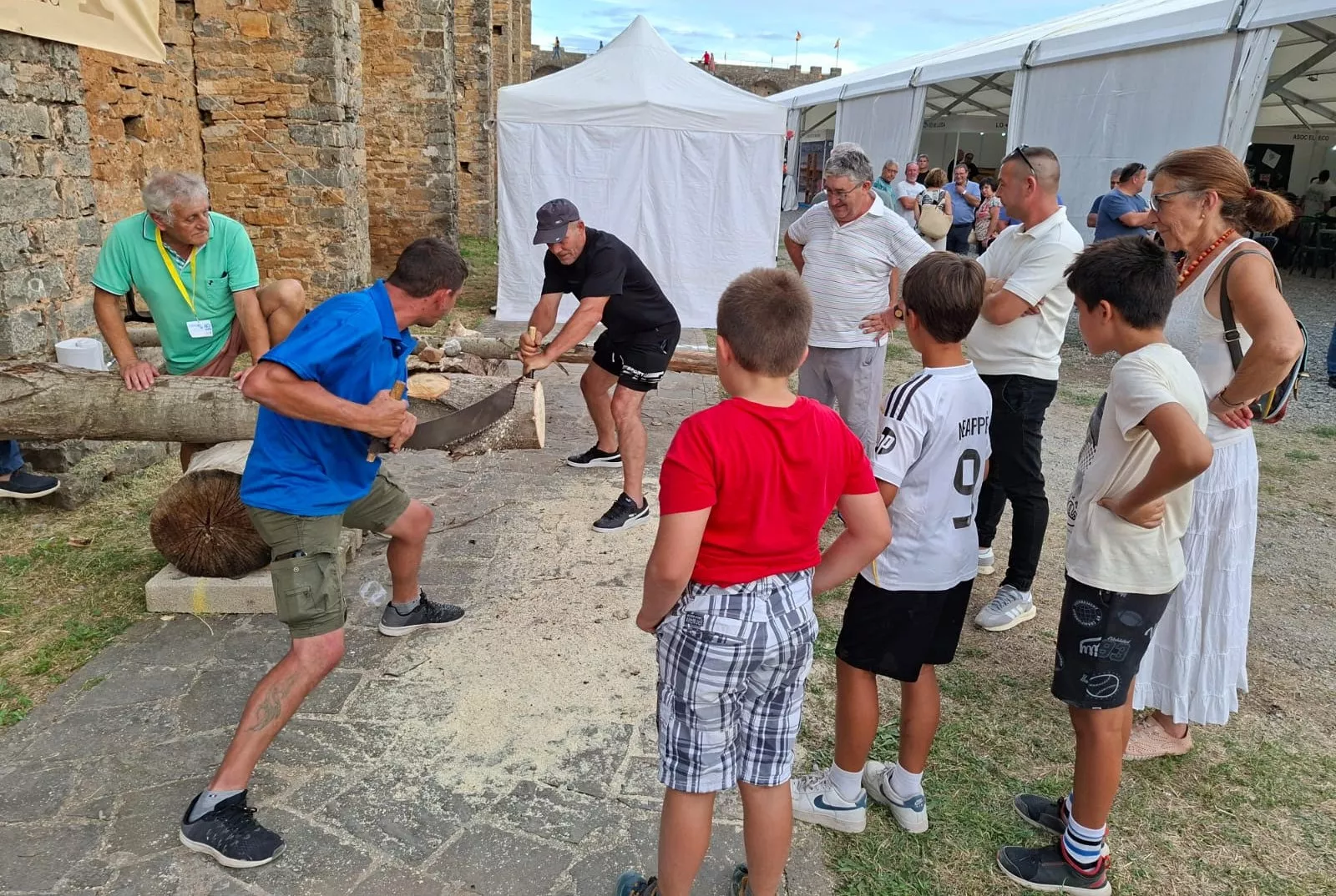 Concurso aserrado de troncos de adultos en la Expoferia de Sobrarbe.