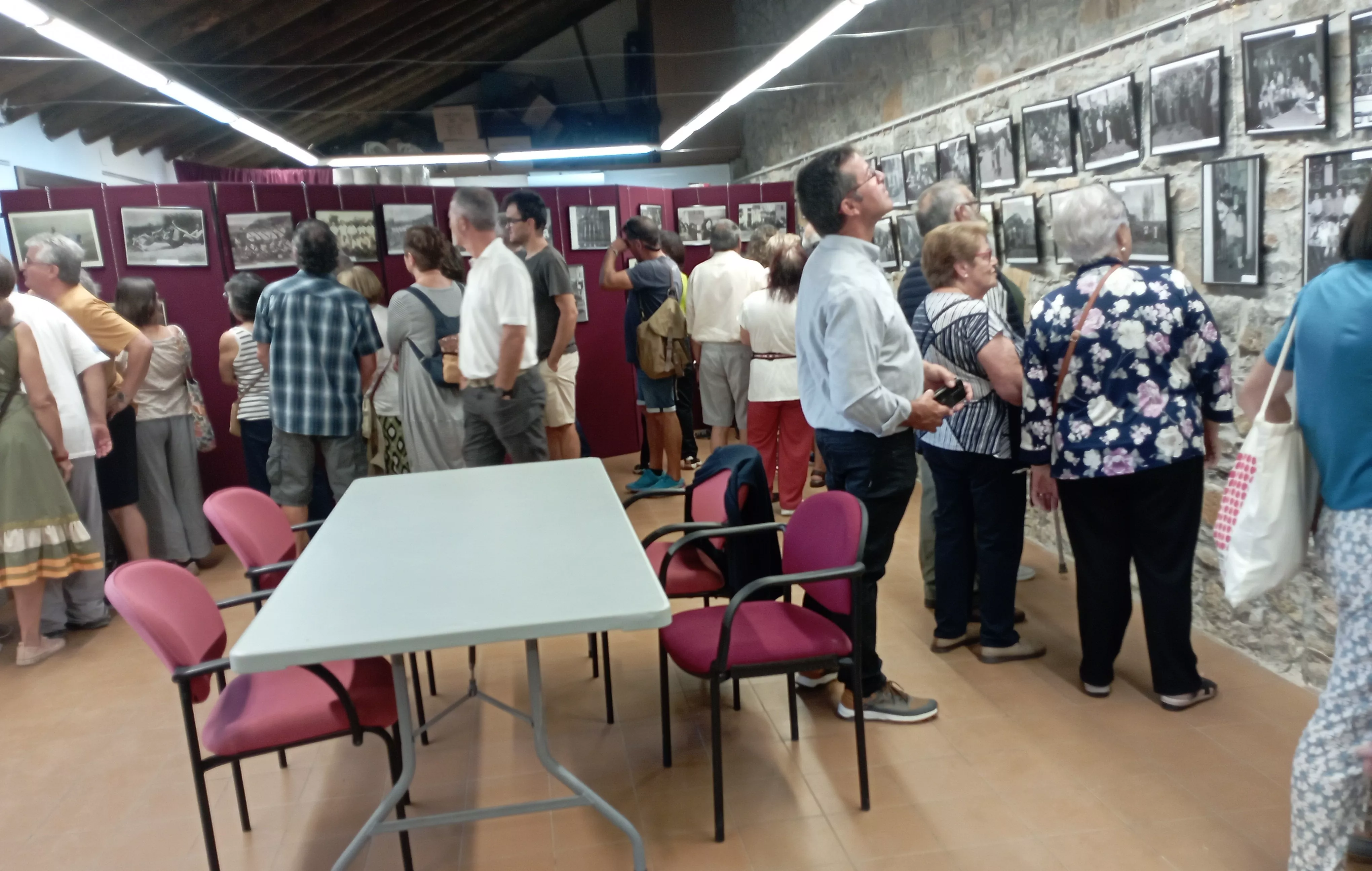 Buena afluencia en la exposición de fotografía.