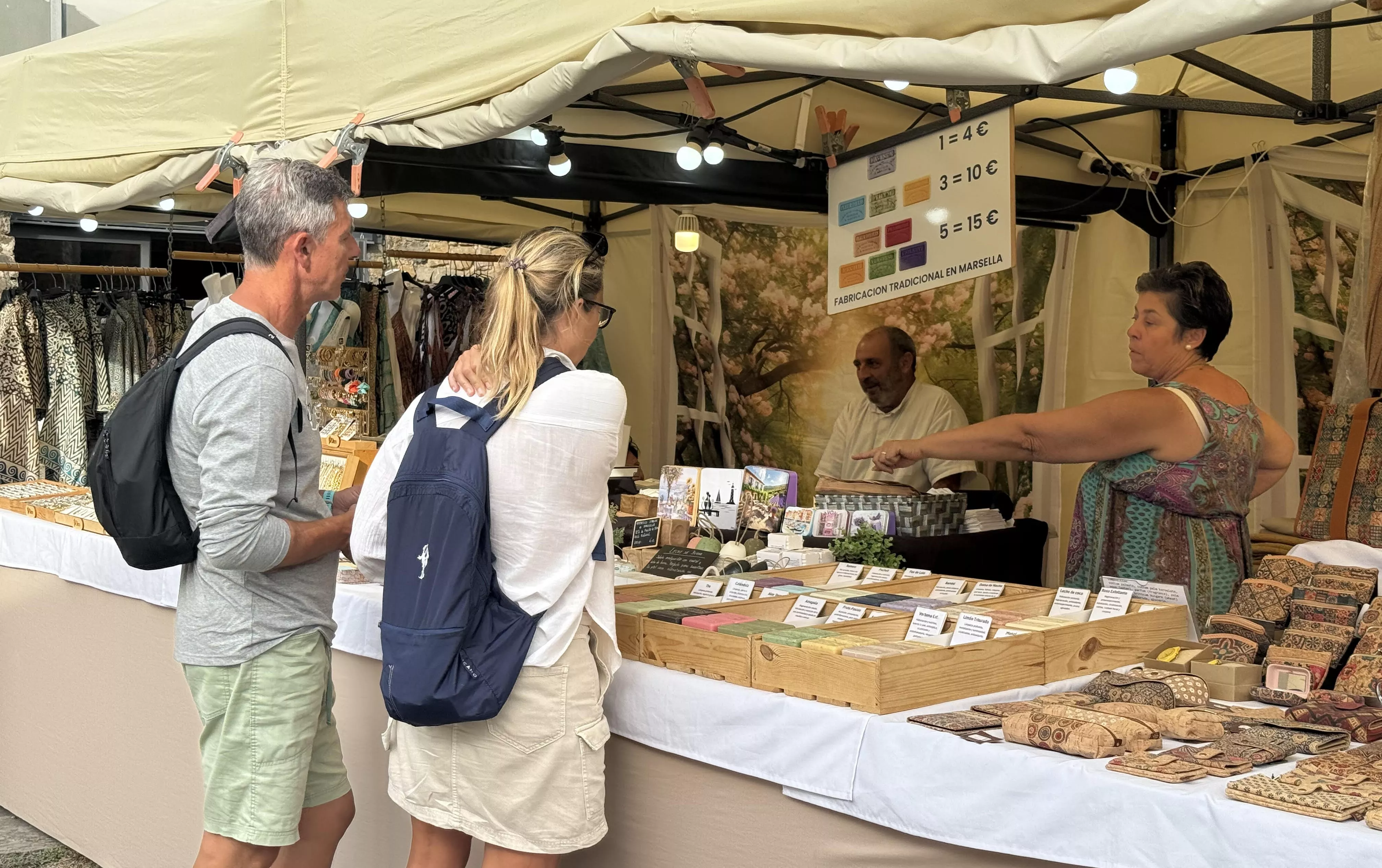 Expositor exterior en el patio del Castillo de Aínsa.