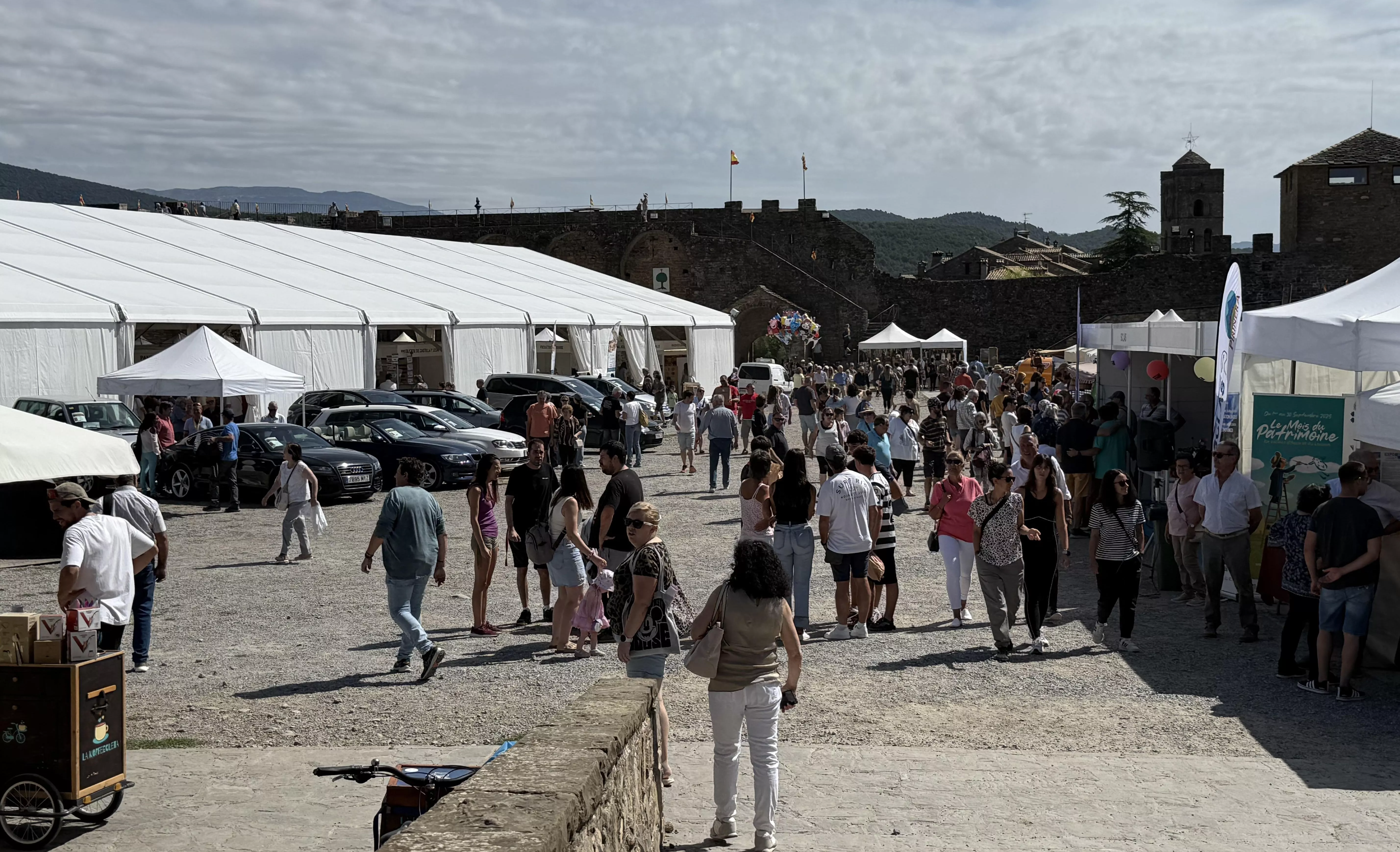 Gran animación en el Castillo durante el domingo en la Expoferia de Sobrarbe.
