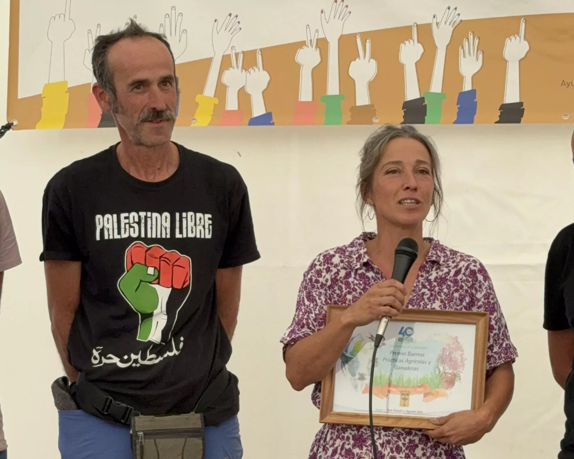 Agustín Sesé y Sara Rosado se dirigen al público tras recibir el premio.