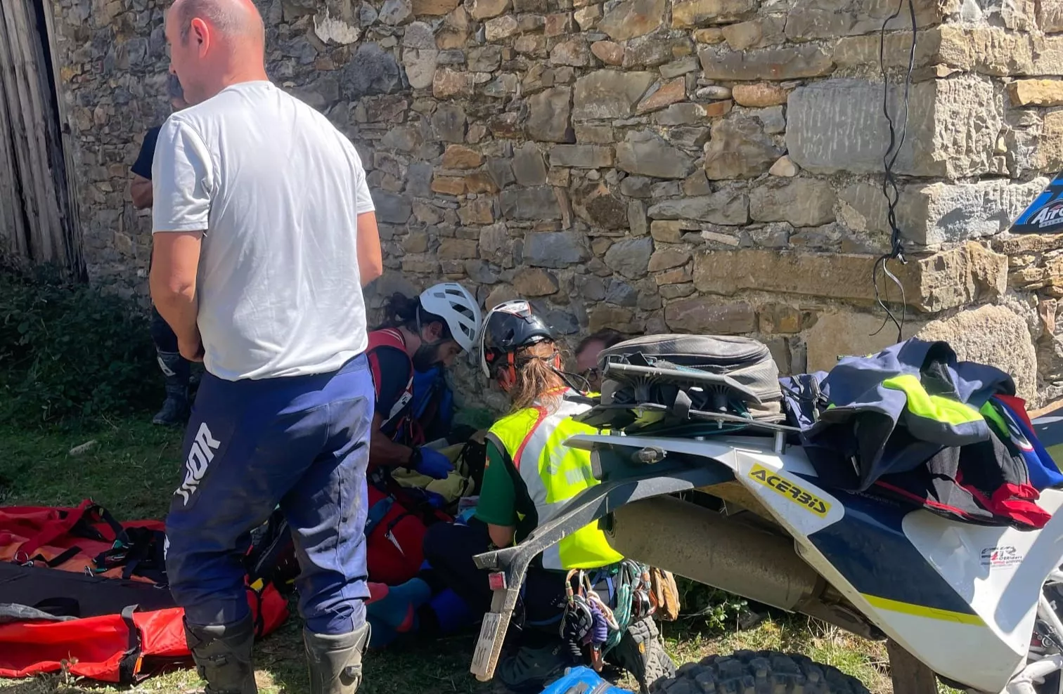 Rescate del Greim de Benasque y un médico del 061 de un motorista con politraumatismo en Isábena.