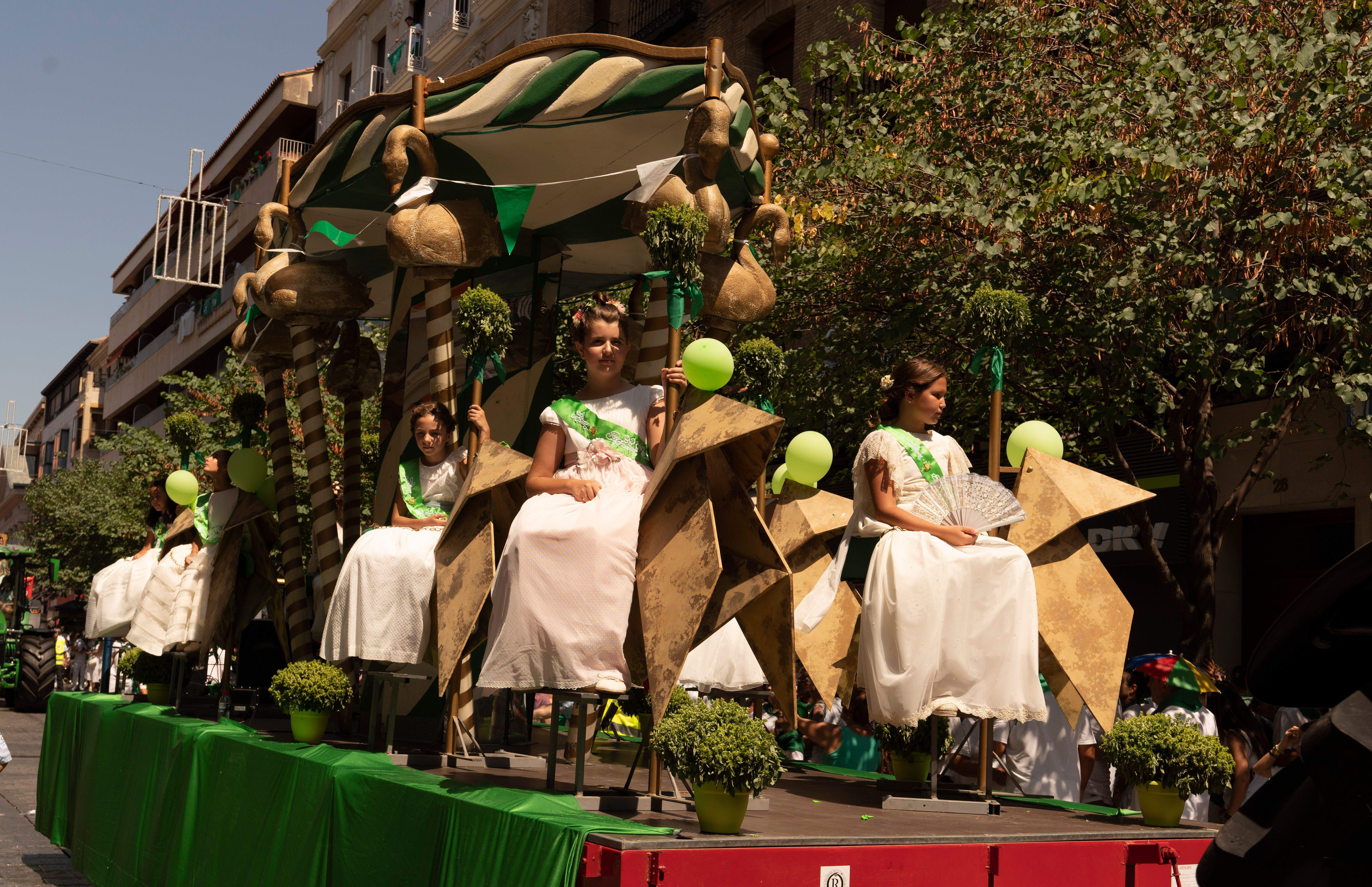   La cabalgata a su paso por el Coso Alto. Foto José Antonio Terrón