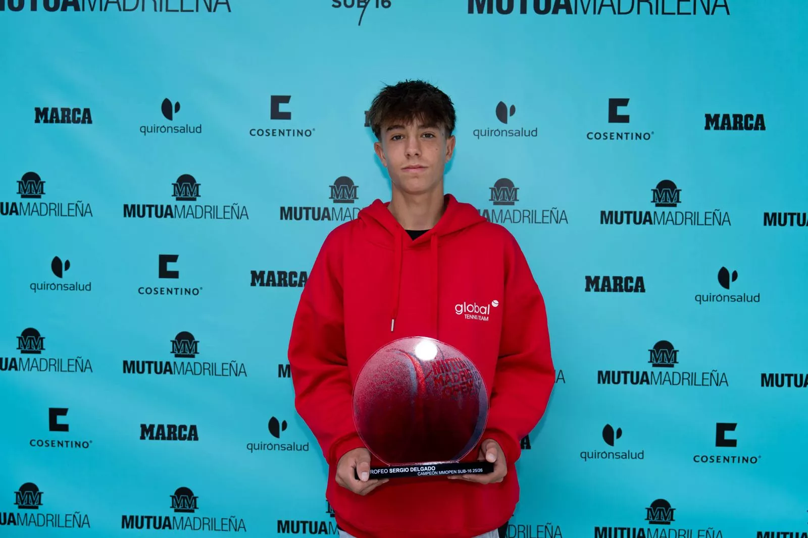 Gonzalo Corrales, con el trofeo de su victoria en Madrid Gonzalo Corrales, con el trofeo de su victoria en Madrid