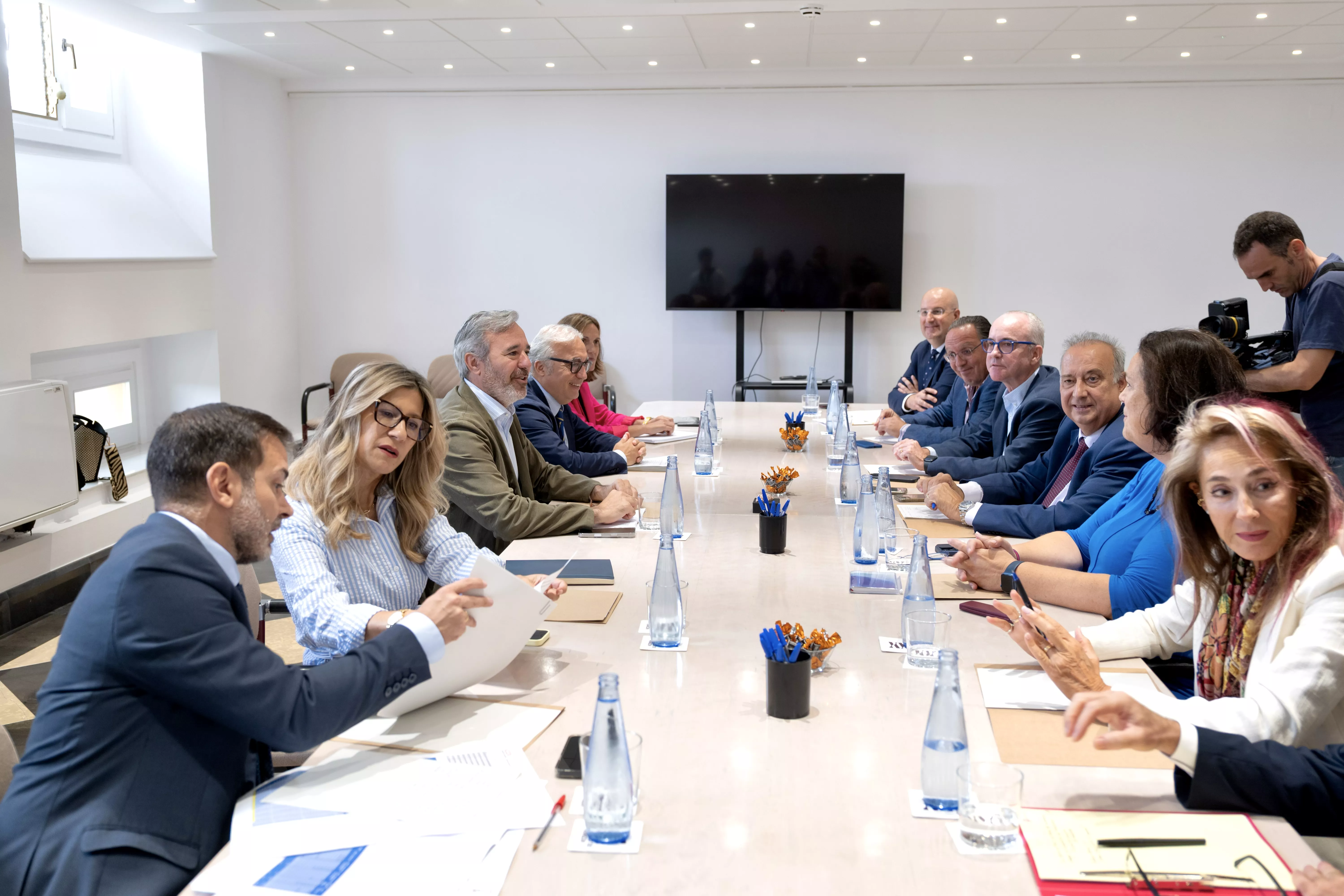 Azcón, Mar Vaquero y Rincón, con representantes del sector porcino Azcón, Mar Vaquero y Rincón, con representantes del sector porcino