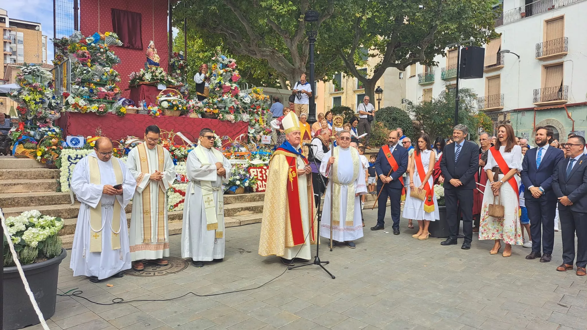 El obispo Ángel Pérez Pueyo en la ofrenda de flores y frutos a la Virgen del Pueyo en Barbastro