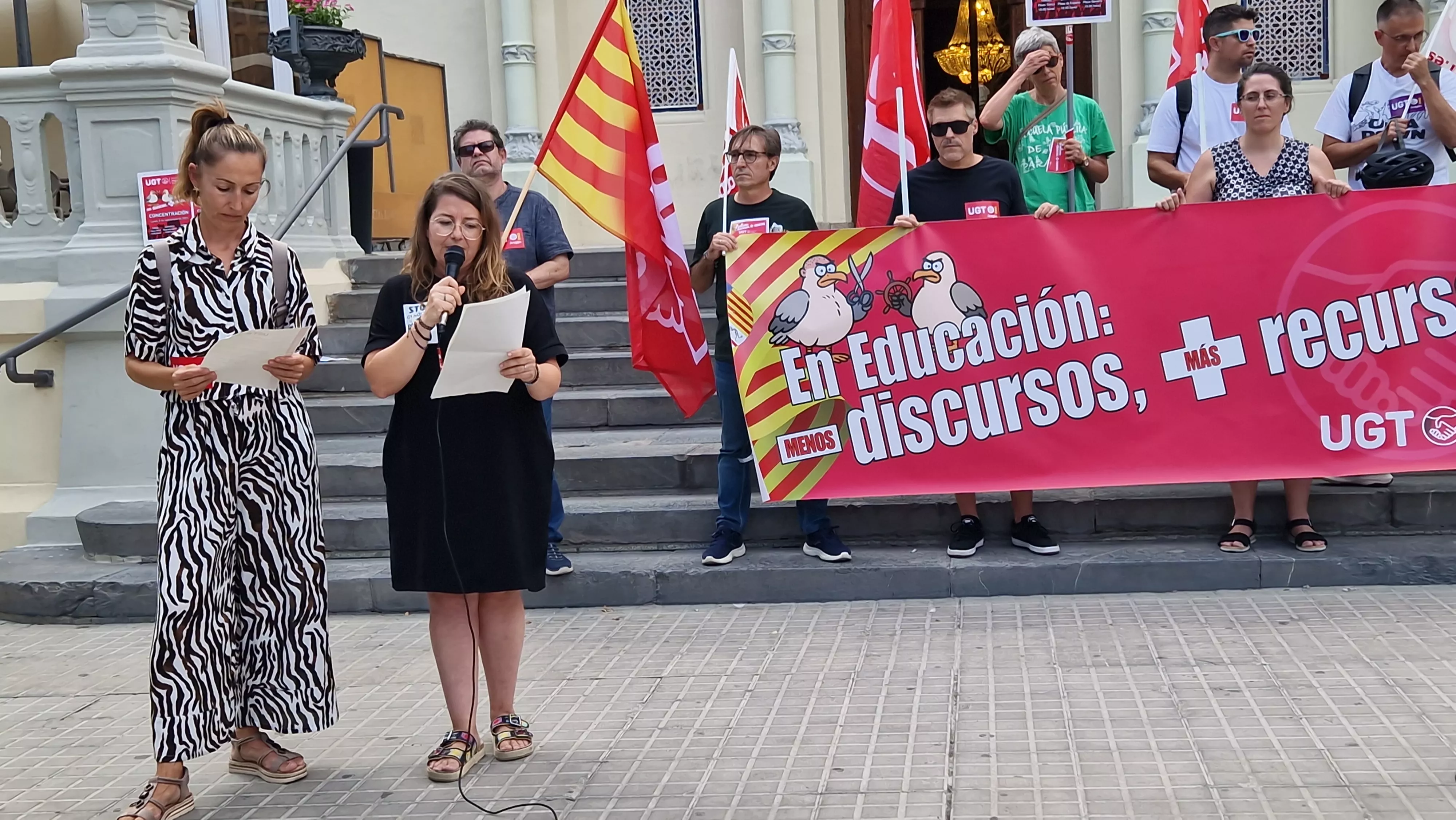 Carolina Gállego y Patricia Abardía, leyendo el manifiesto. Foto Myriam Martínez