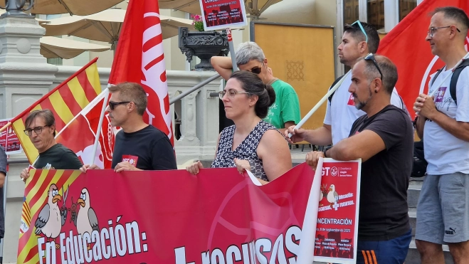Concentración de UGT para pedir a Educación más recursos. Foto Myriam Martínez Concentración de UGT para pedir a Educación más recursos. Foto Myriam Martínez