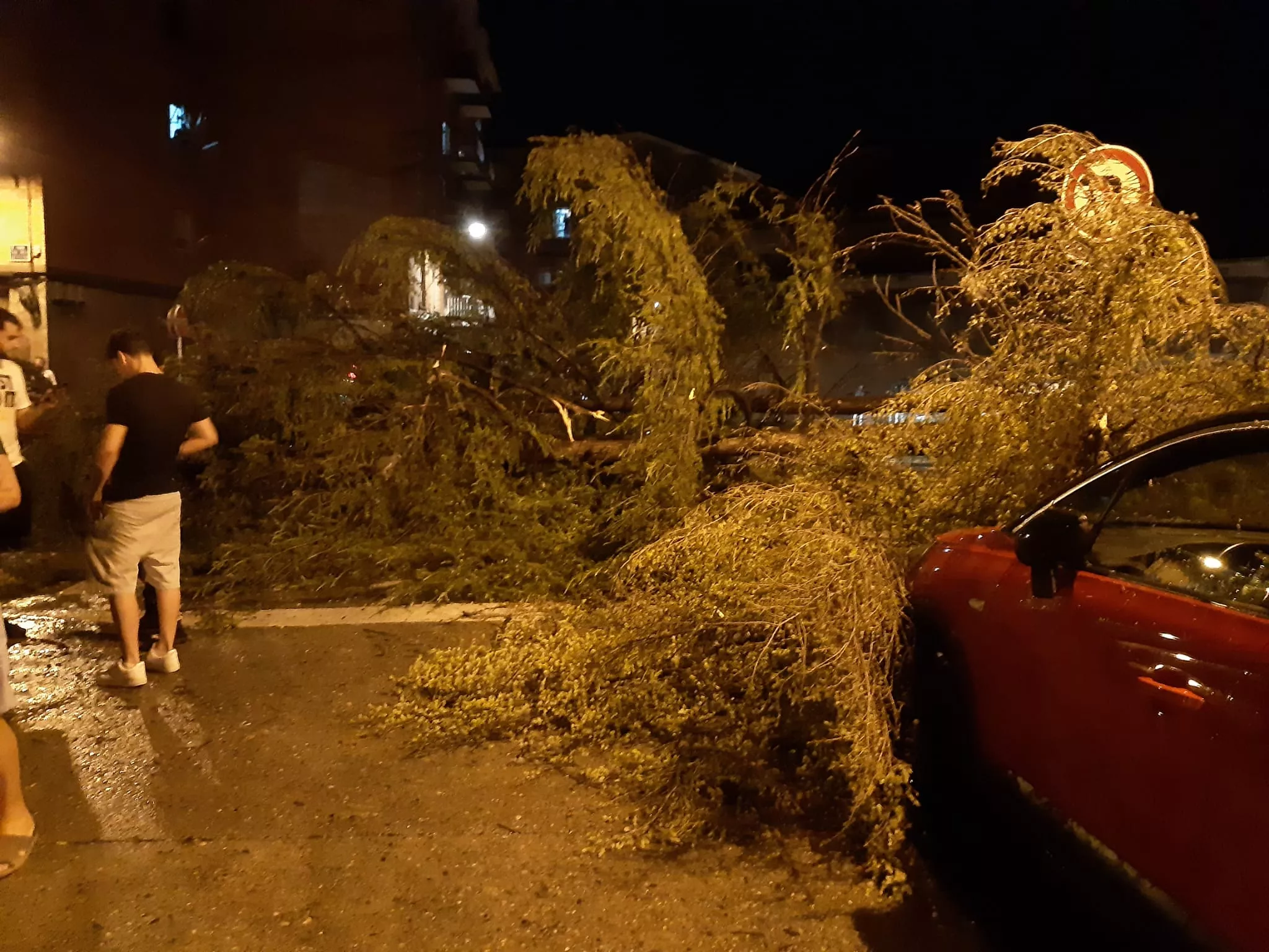 Daños causados por una fuerte tormenta en Binéfar.