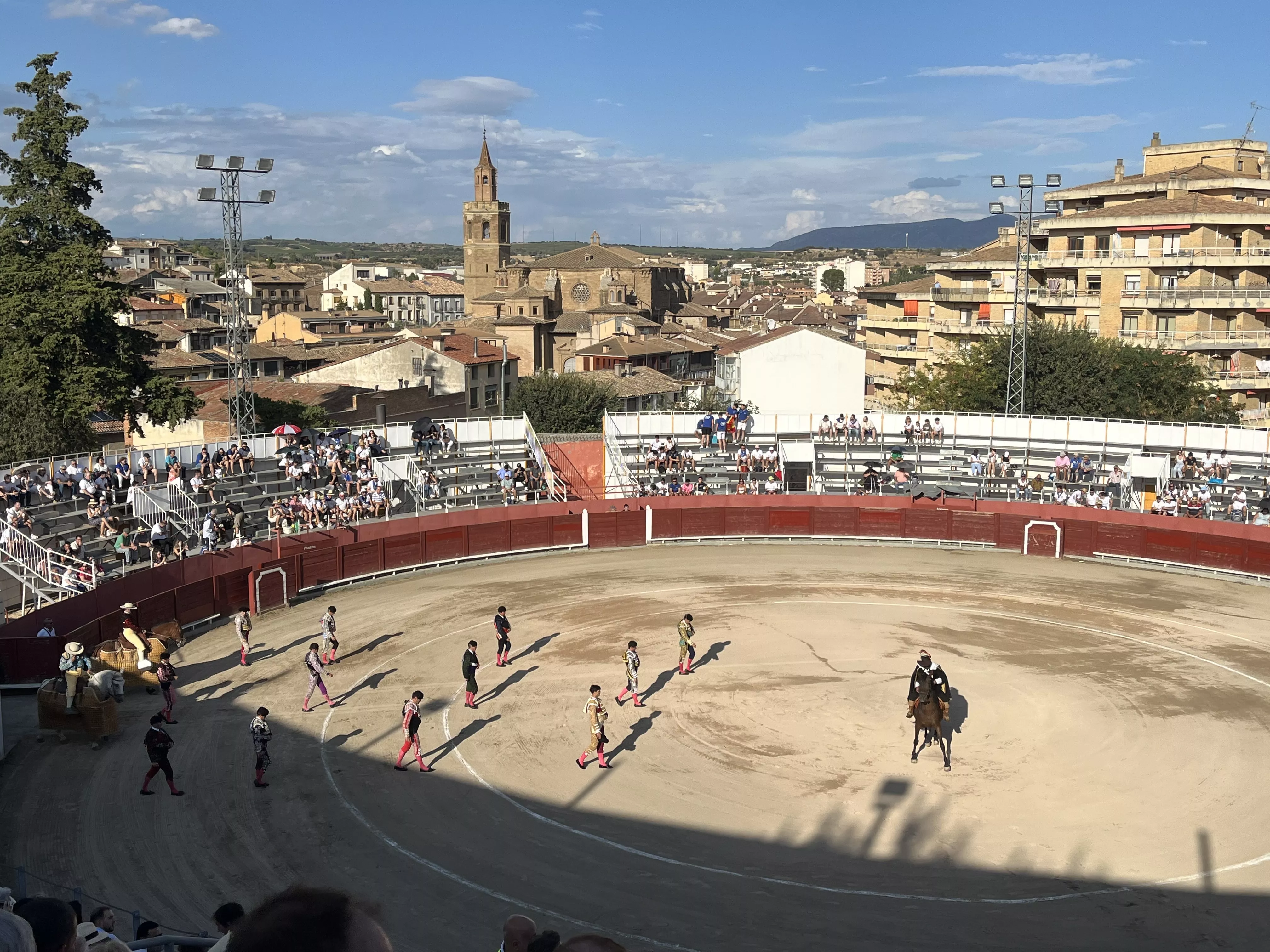 Imagen del paseíllo en la corrida de toros de Barbastro, este 8 de septiembre. Foto: Adri Mora Imagen del paseíllo en la corrida de toros de Barbastro, este 8 de septiembre. Foto: Adri Mora