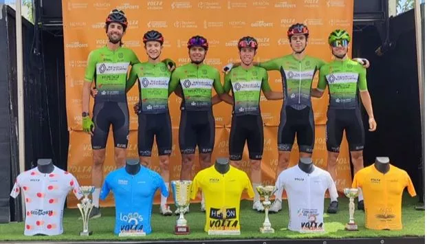 Equipo del Renault Auto Cuatro-Huesca La Magia del CC Oscense.