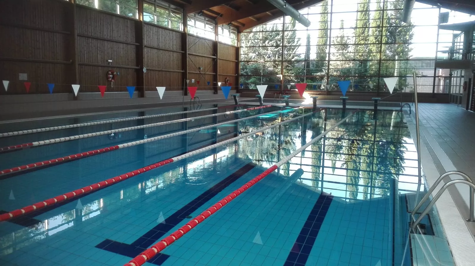 Piscina cubierta de Barbastro.