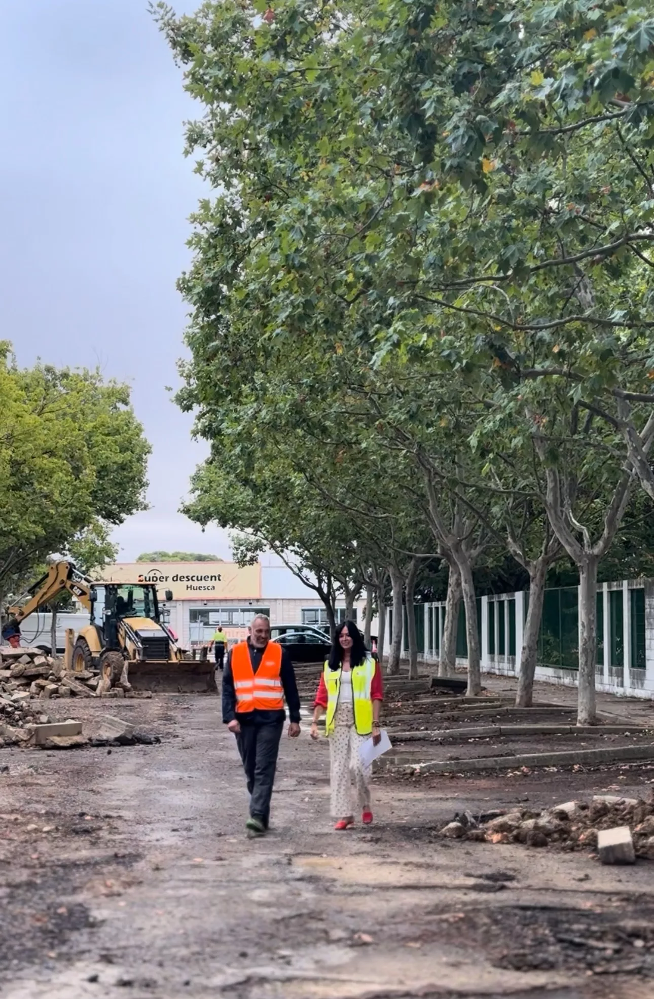 Lorena Orduna visitando la obra. El Ayuntamiento de Huesca inicia las obras del nuevo aparcamiento disuasorio en Ramón y Cajal Lorena Orduna visitando la obra. El Ayuntamiento de Huesca inicia las obras del nuevo aparcamiento disuasorio en Ramón y Cajal