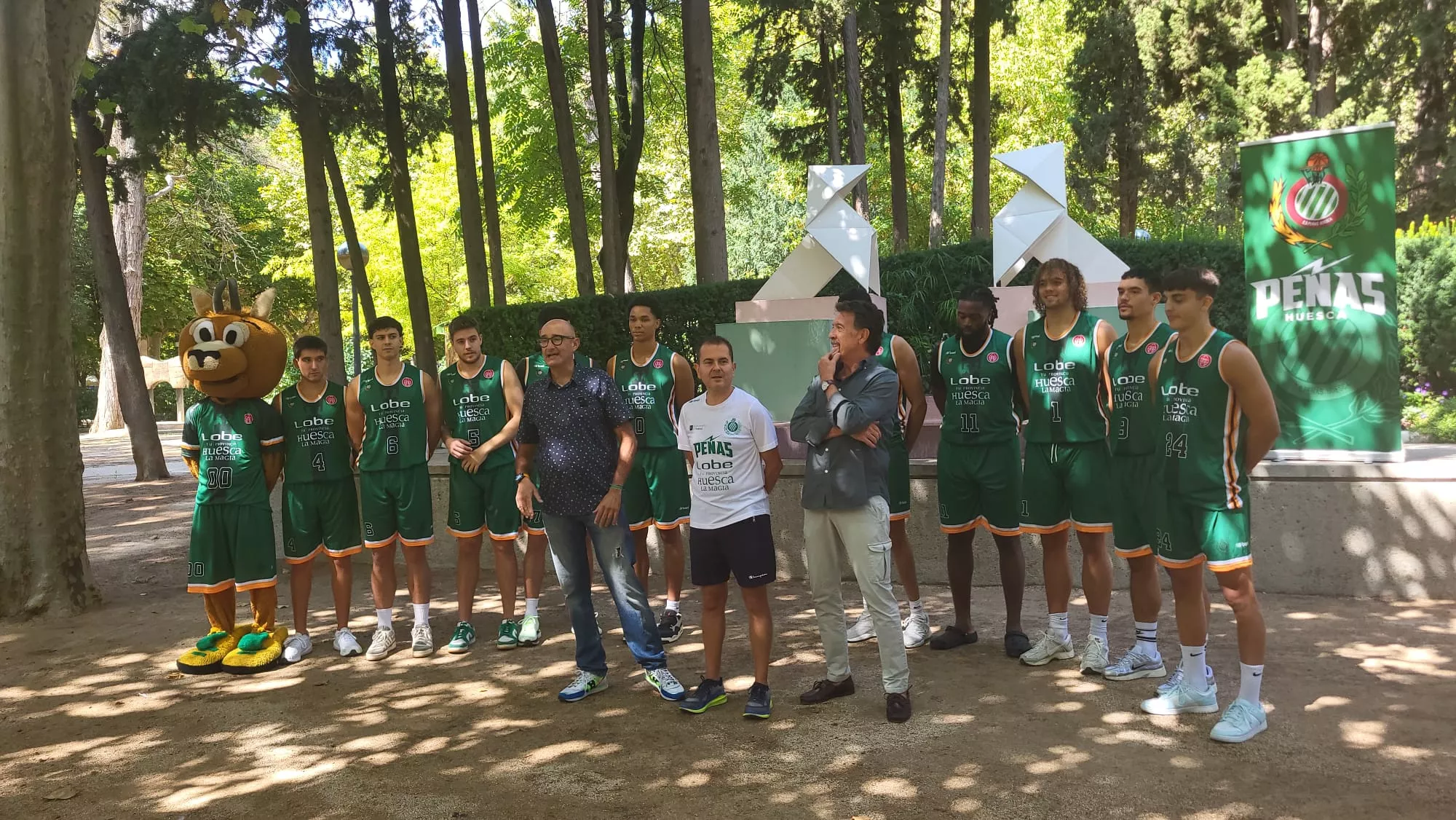 Presentación de la equipación del Club Baloncesto Peñas Lobe Huesca la Magia