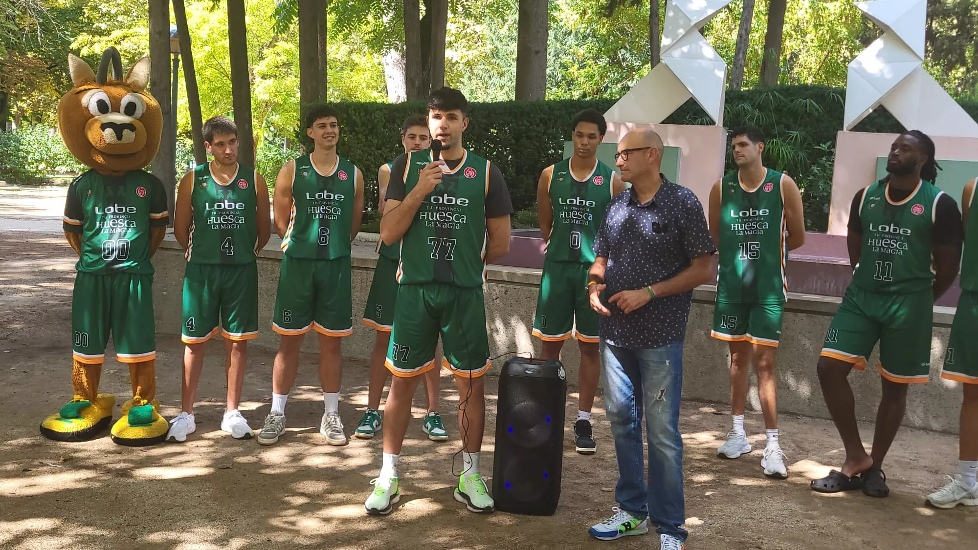 Presentación de la equipación del Club Baloncesto Peñas Lobe Huesca la Magia