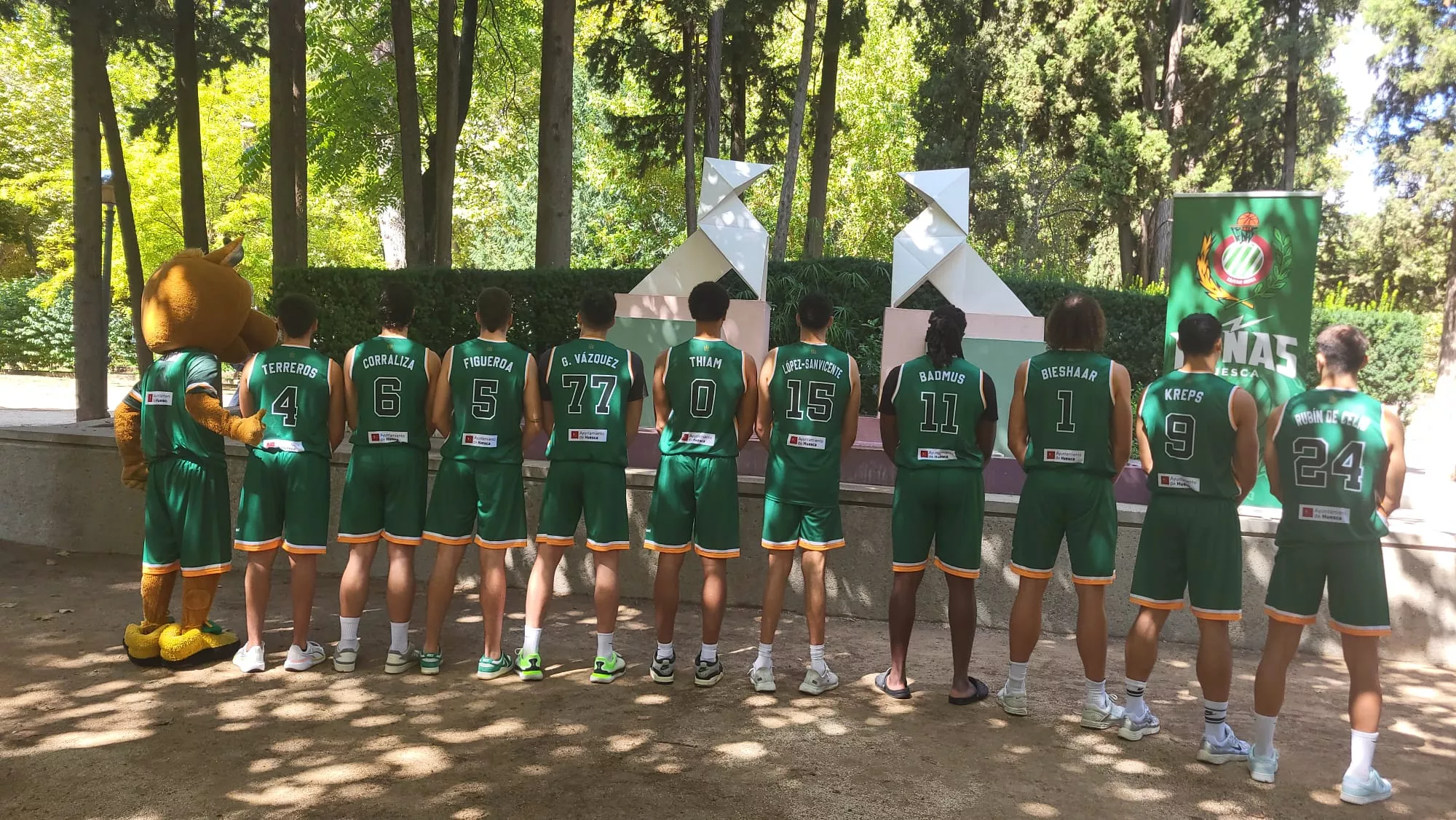 Presentación de la equipación del Club Baloncesto Peñas Lobe Huesca la Magia
