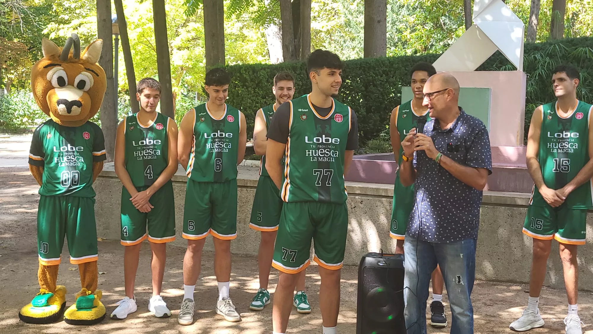 Presentación de la equipación del Club Baloncesto Peñas Lobe Huesca la Magia
