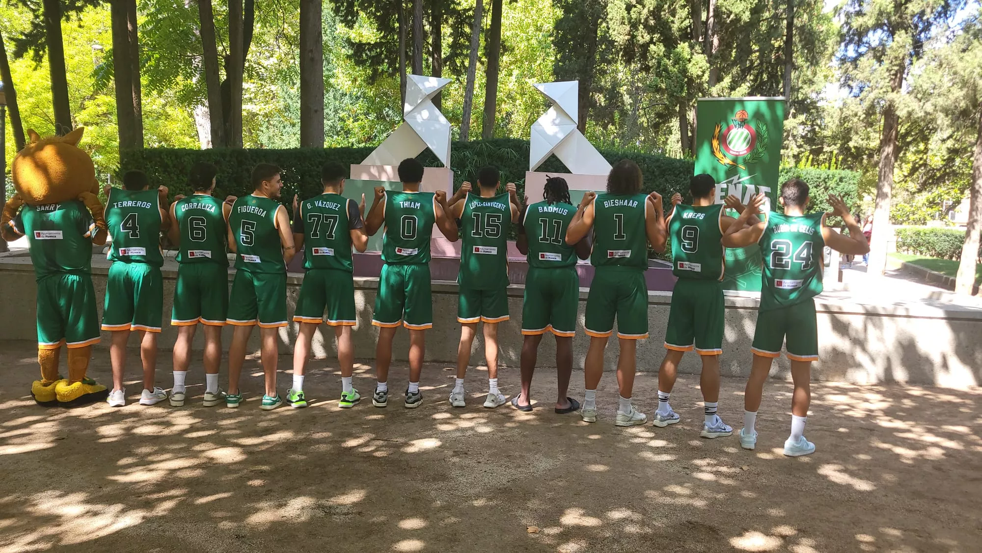 Presentación de la equipación del Club Baloncesto Peñas Lobe Huesca la Magia