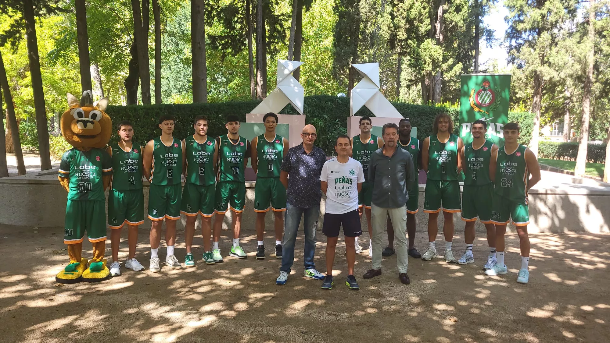 Presentación de la equipación del Club Baloncesto Peñas Lobe Huesca la Magia