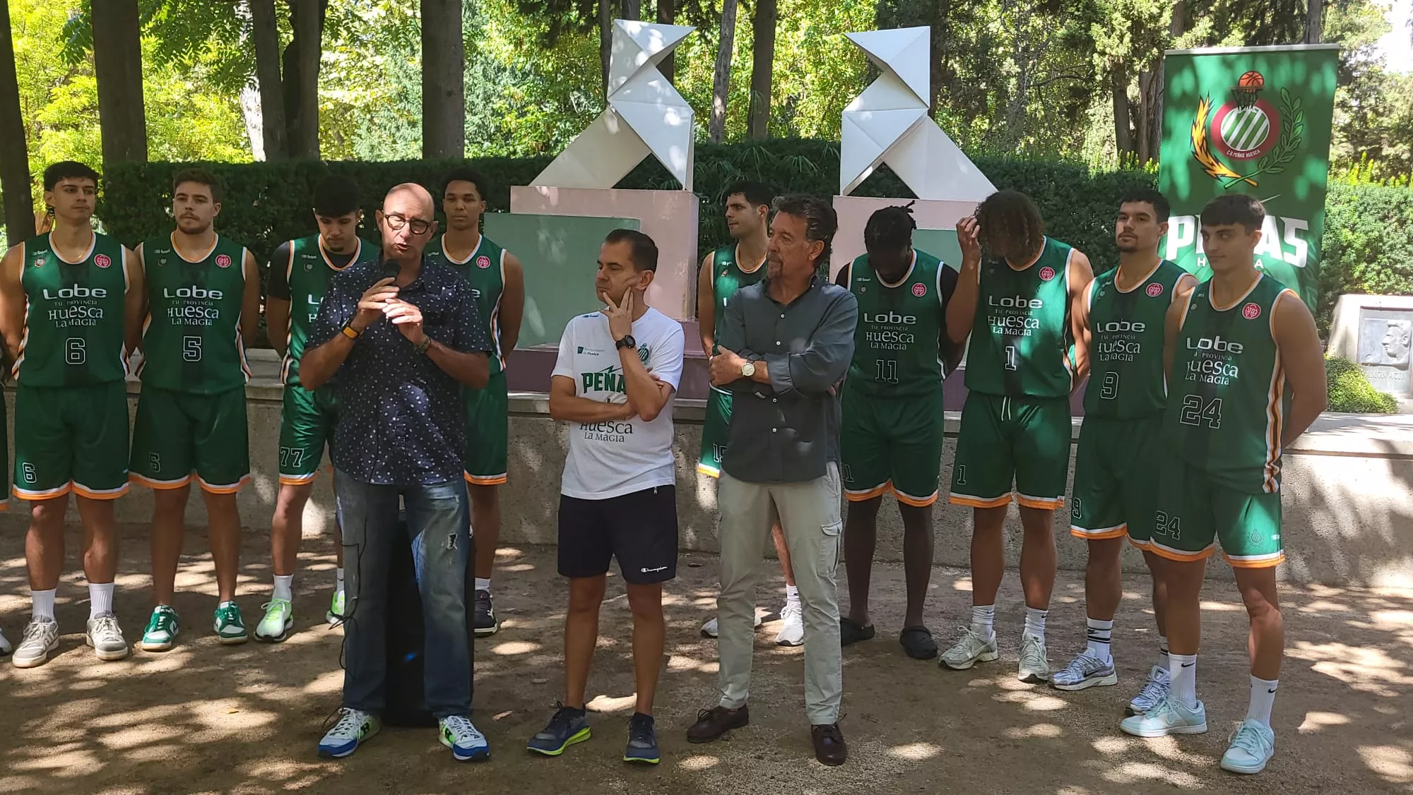 Presentación de la equipación del Club Baloncesto Peñas Lobe Huesca la Magia