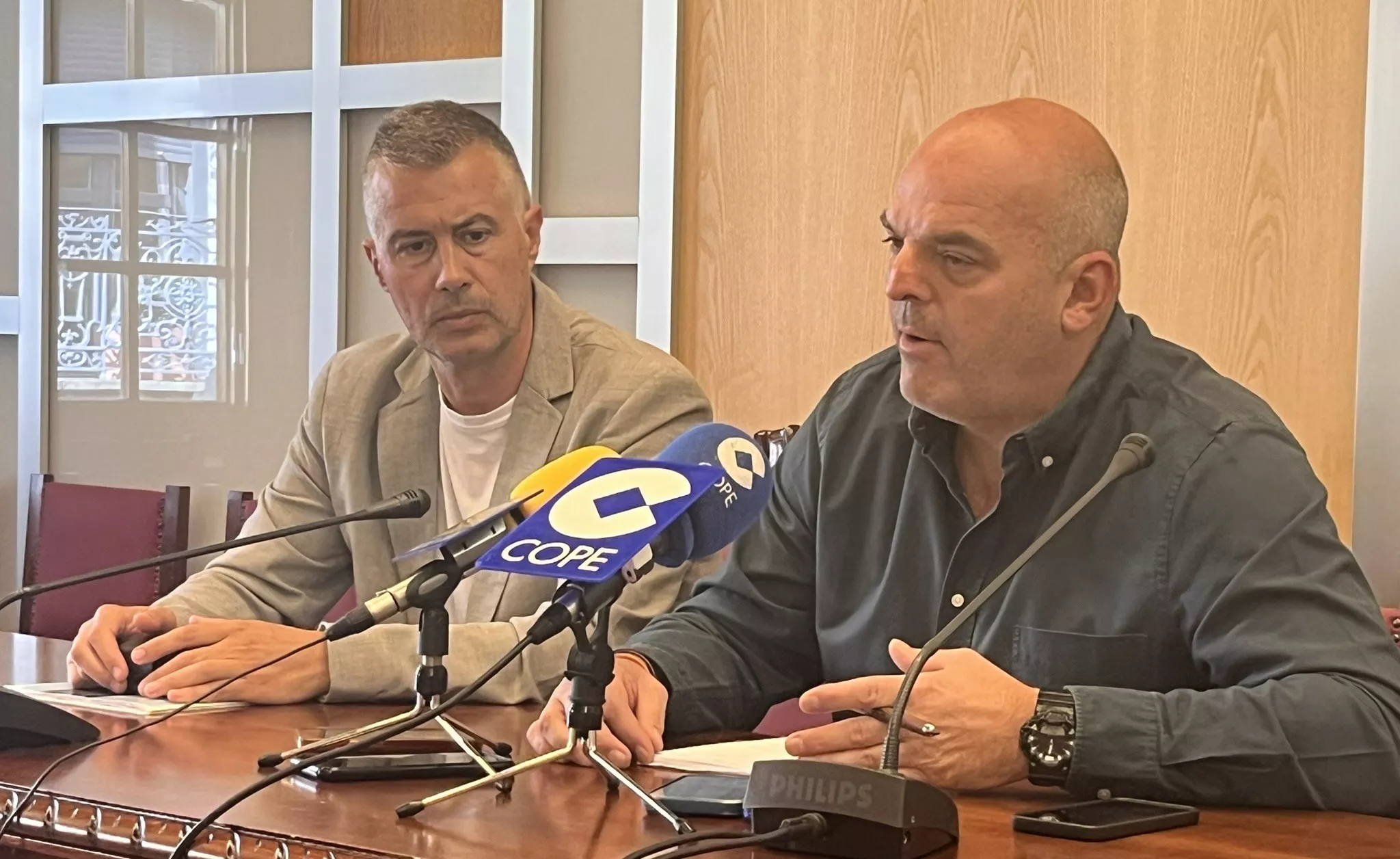 Carlos Serrano y Sergio Cajal han abordado en rueda de prensa el proyecto de parque de bomberos en Jaca.