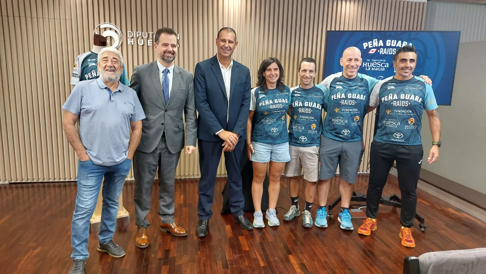 Manolo Bara, Jorge Laliena, Sergio Serra, Miren Arina, Jorge García, David Toll e Israel Fuentes en la presentación de la Pyrene Raid de Biescas Manolo Bara, Jorge Laliena, Sergio Serra, Miren Arina, Jorge García, David Toll e Israel Fuentes en la presentación de la Pyrene Raid de Biescas