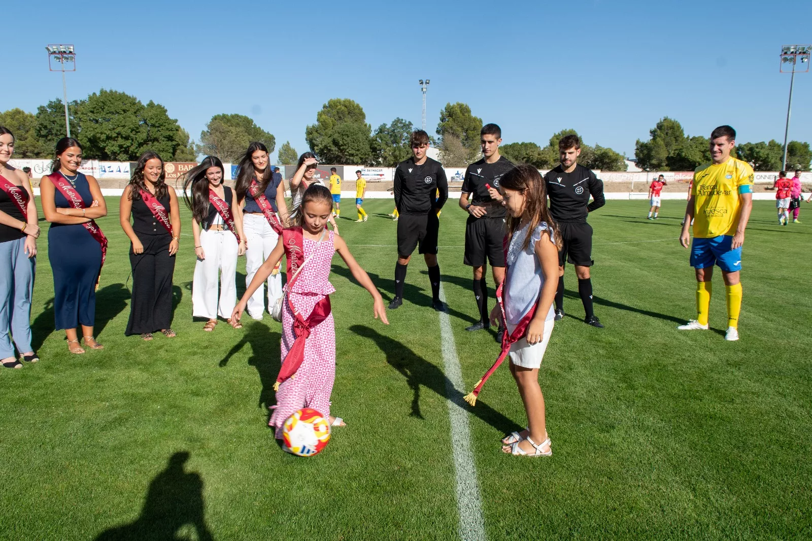 Saque de honor por las mairalesas.  Foto Marcos Serrate (Guara Fotografía)
