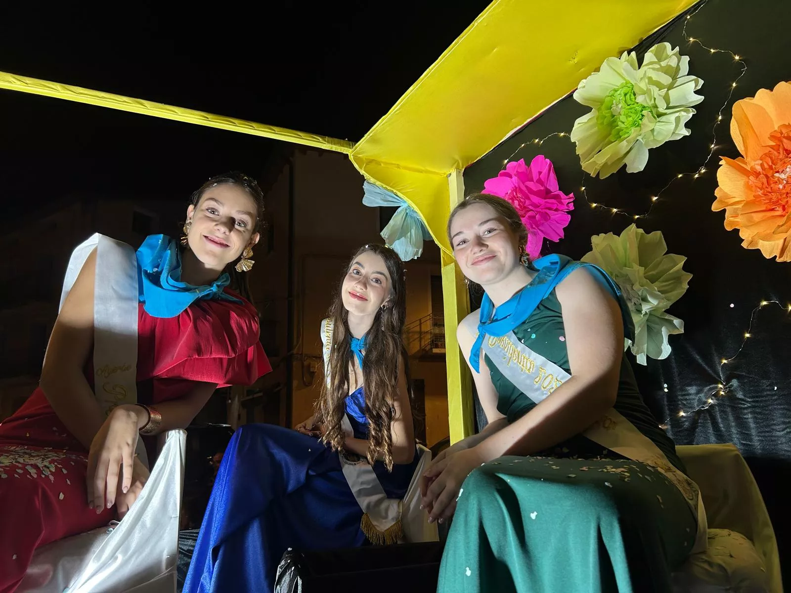 Presidentas en la carroza.