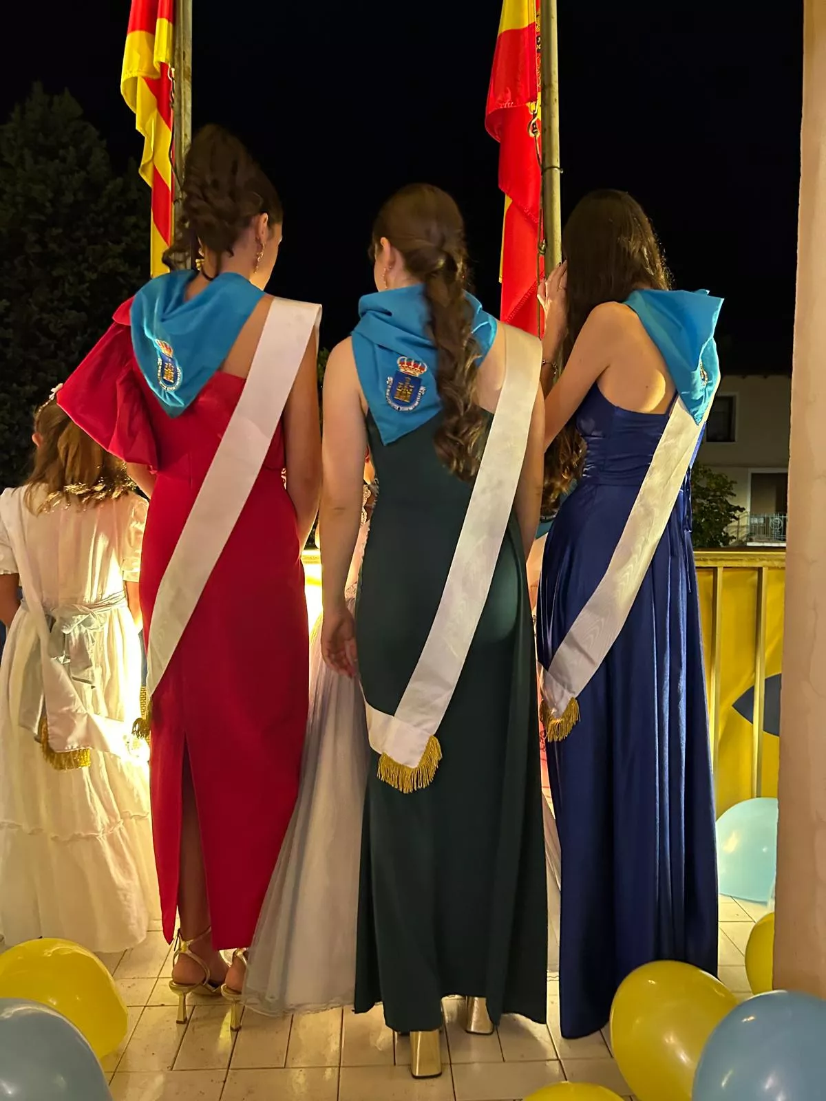 Presidentas en el balcón.