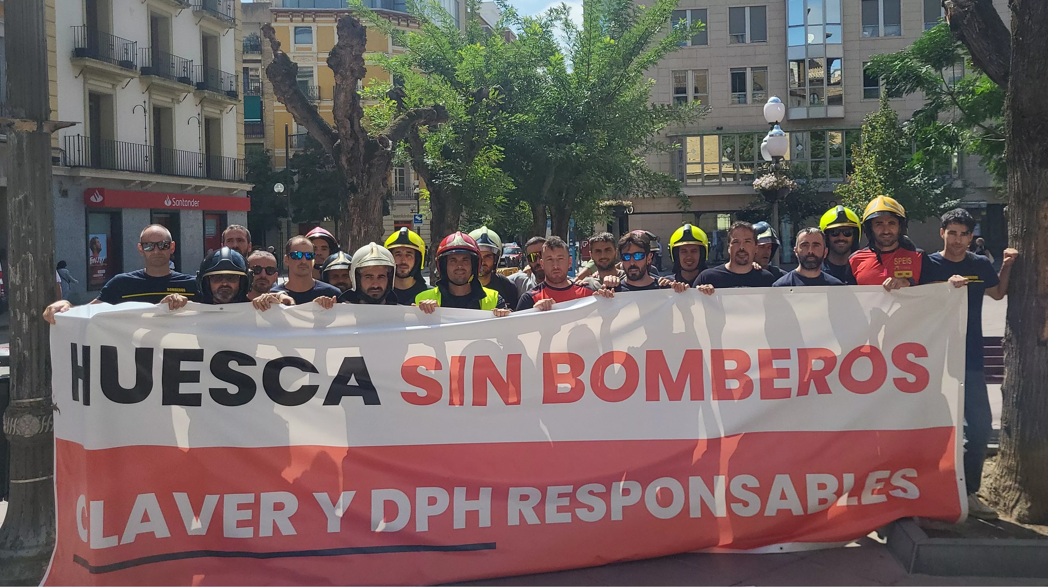 Concentración de bomberos del Speis en la plaza de Navarra durante la reunión de la mesa de negociación. Foto Mercedes Manterola