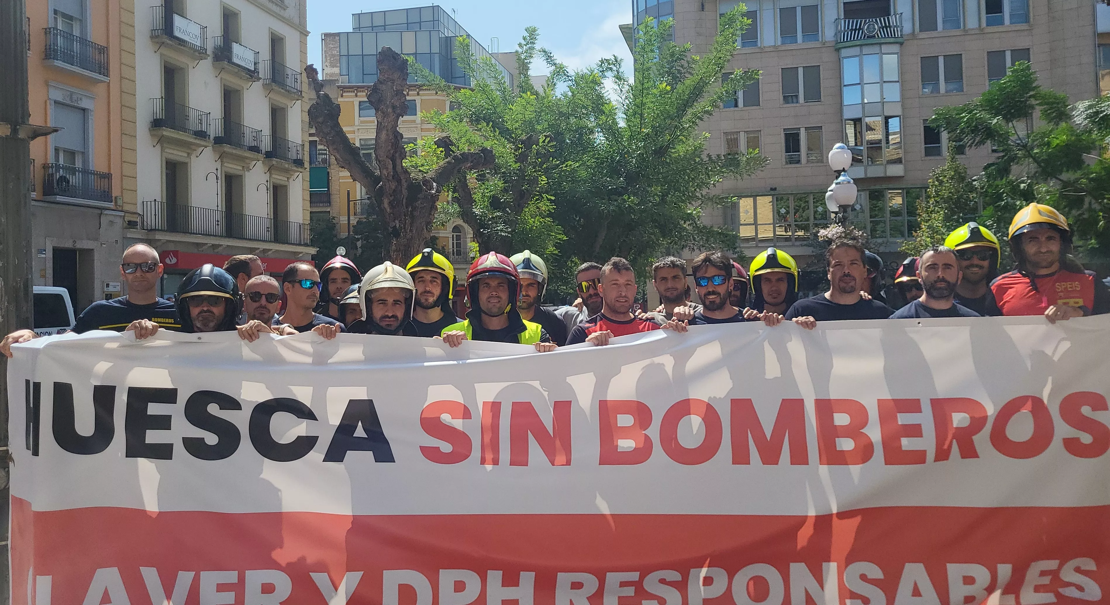 Concentración de bomberos del Speis en la plaza de Navarra. Foto Mercedes Manterola