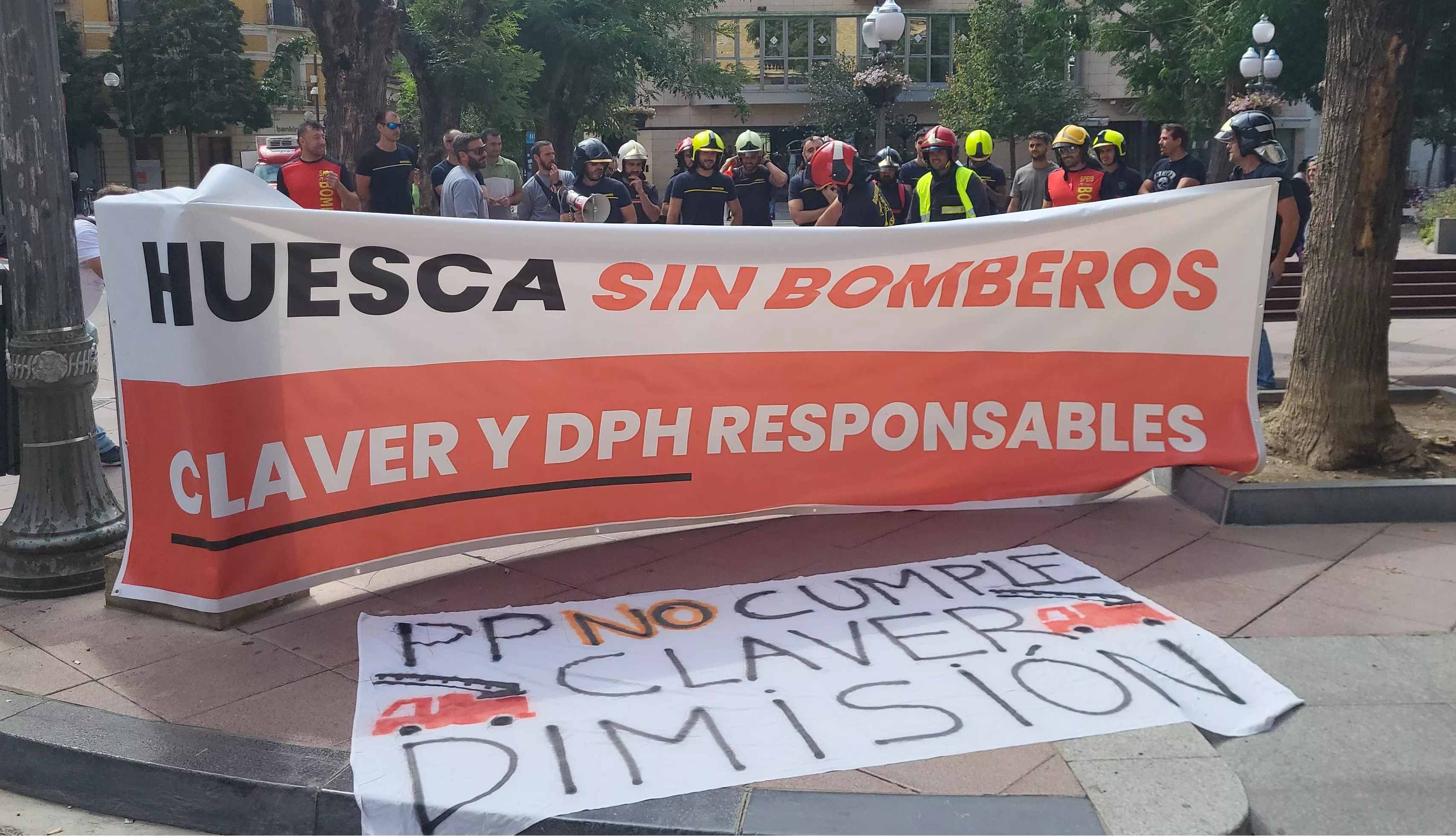 Concentración de bomberos del Speis en la plaza de Navarra. Foto Mercedes Manterola