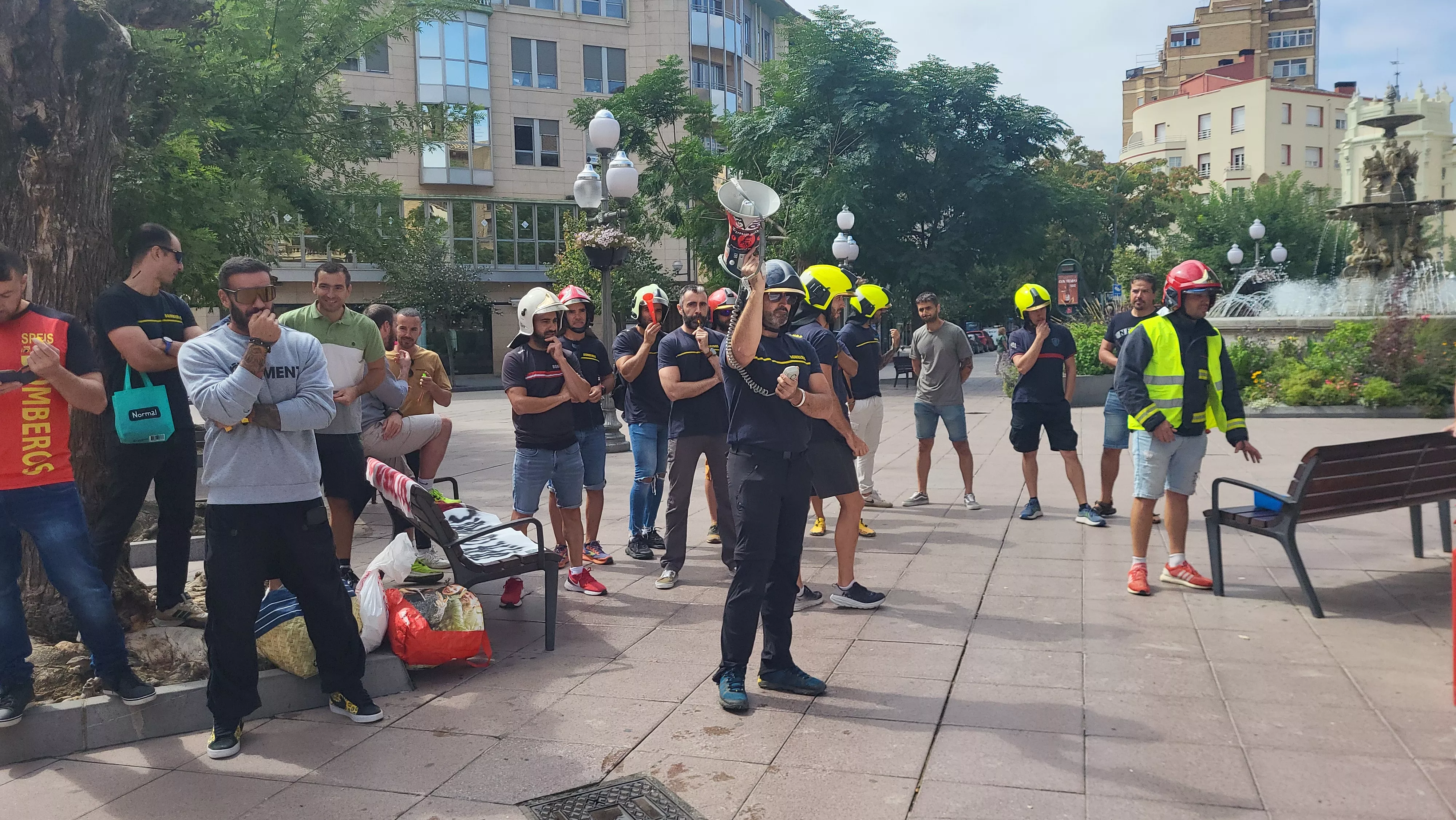 Concentración de bomberos del Speis en la plaza de Navarra. Foto Mercedes Manterola