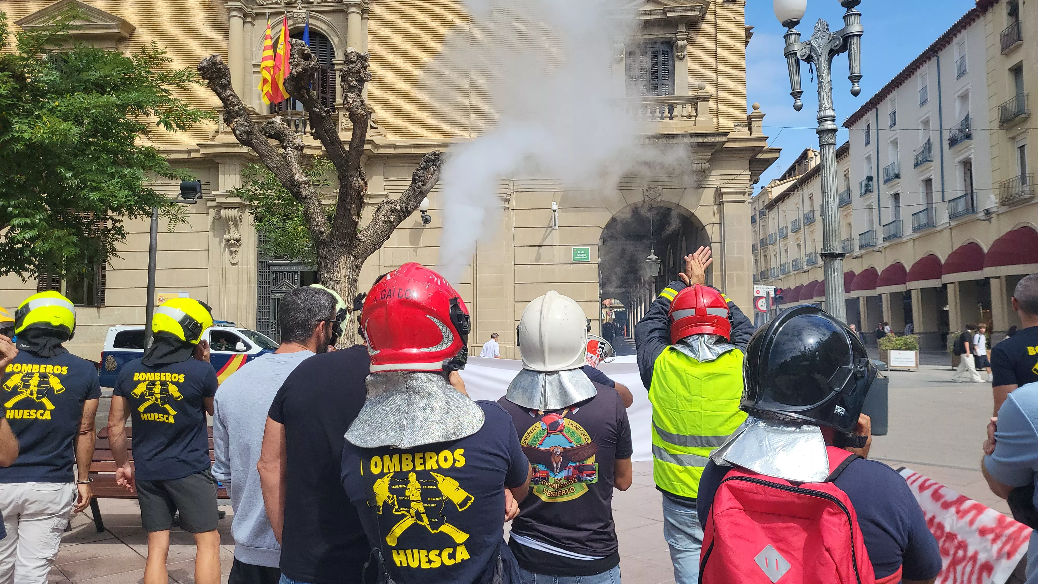 Concentración de bomberos del Speis en la plaza de Navarra. Foto Mercedes Manterola