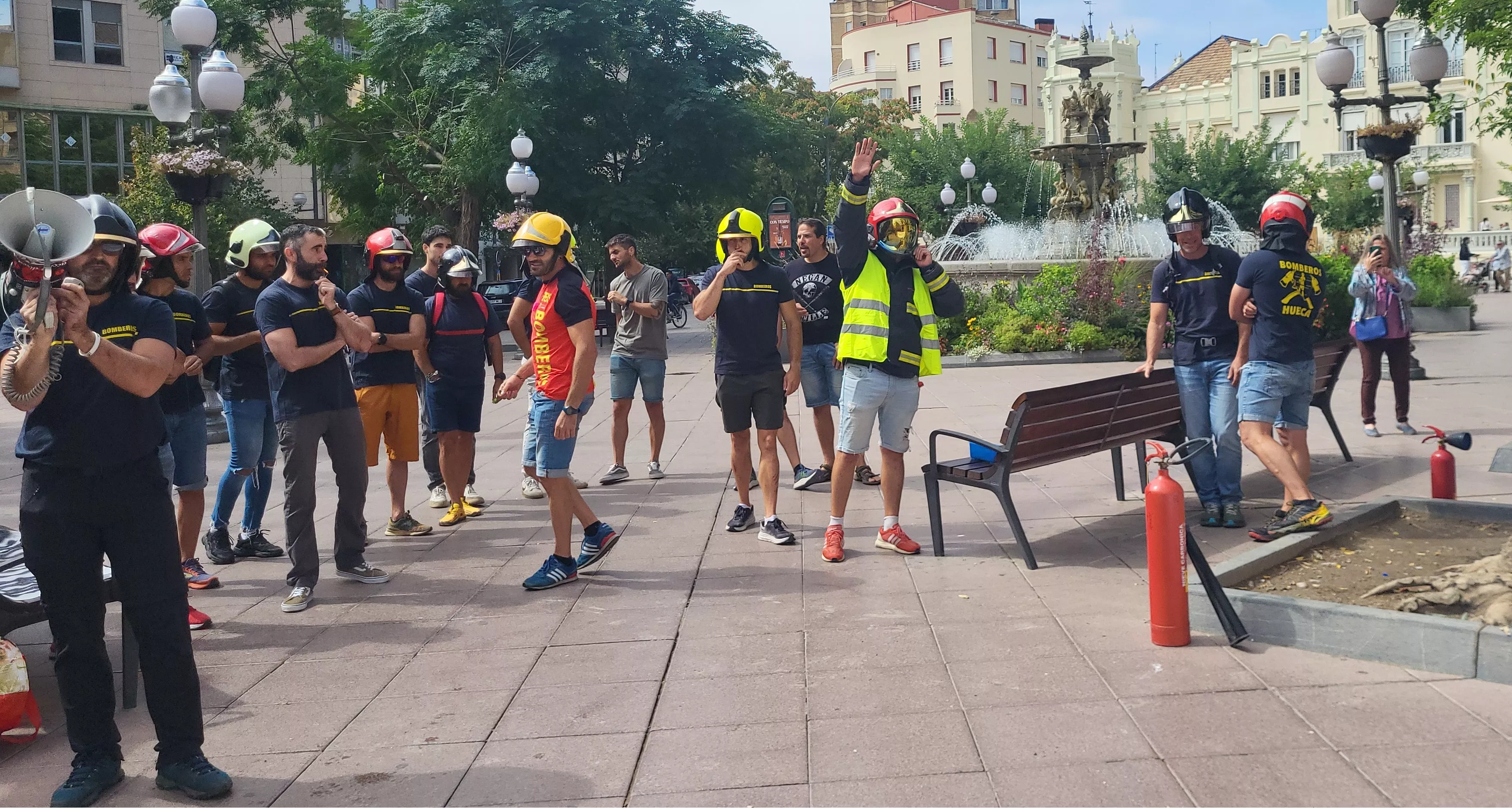 Concentración de bomberos del Speis en la plaza de Navarra. Foto Mercedes Manterola