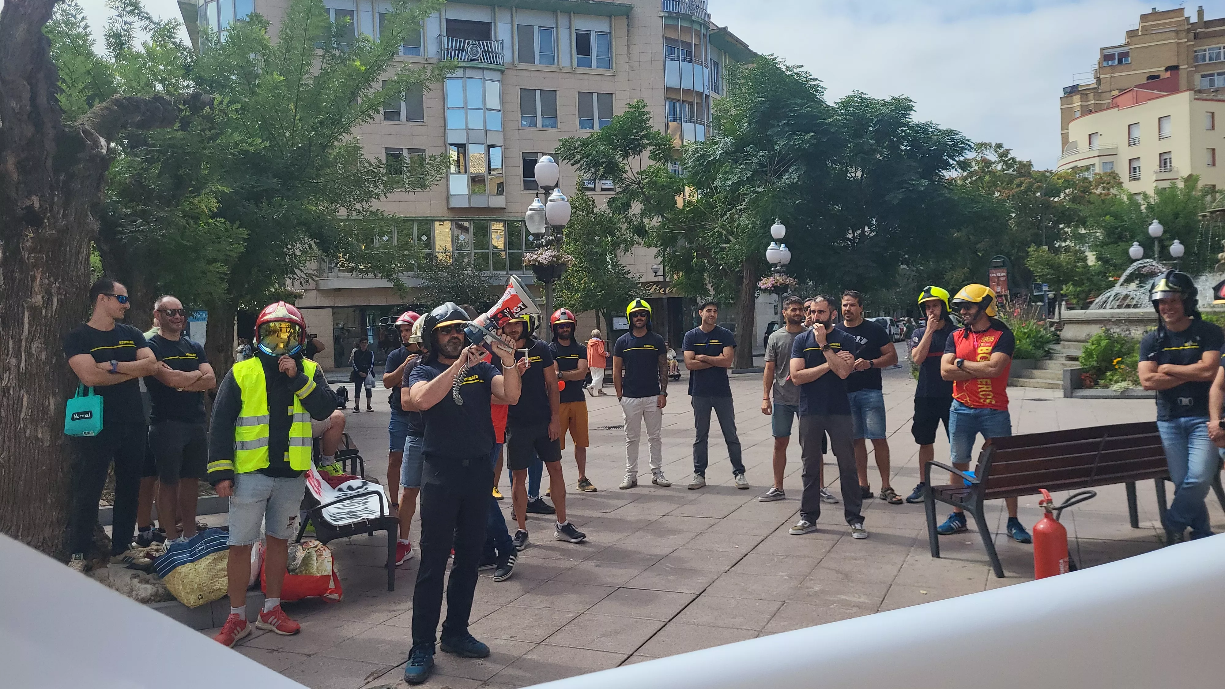 Concentración de bomberos del Speis en la plaza de Navarra. Foto Mercedes Manterola