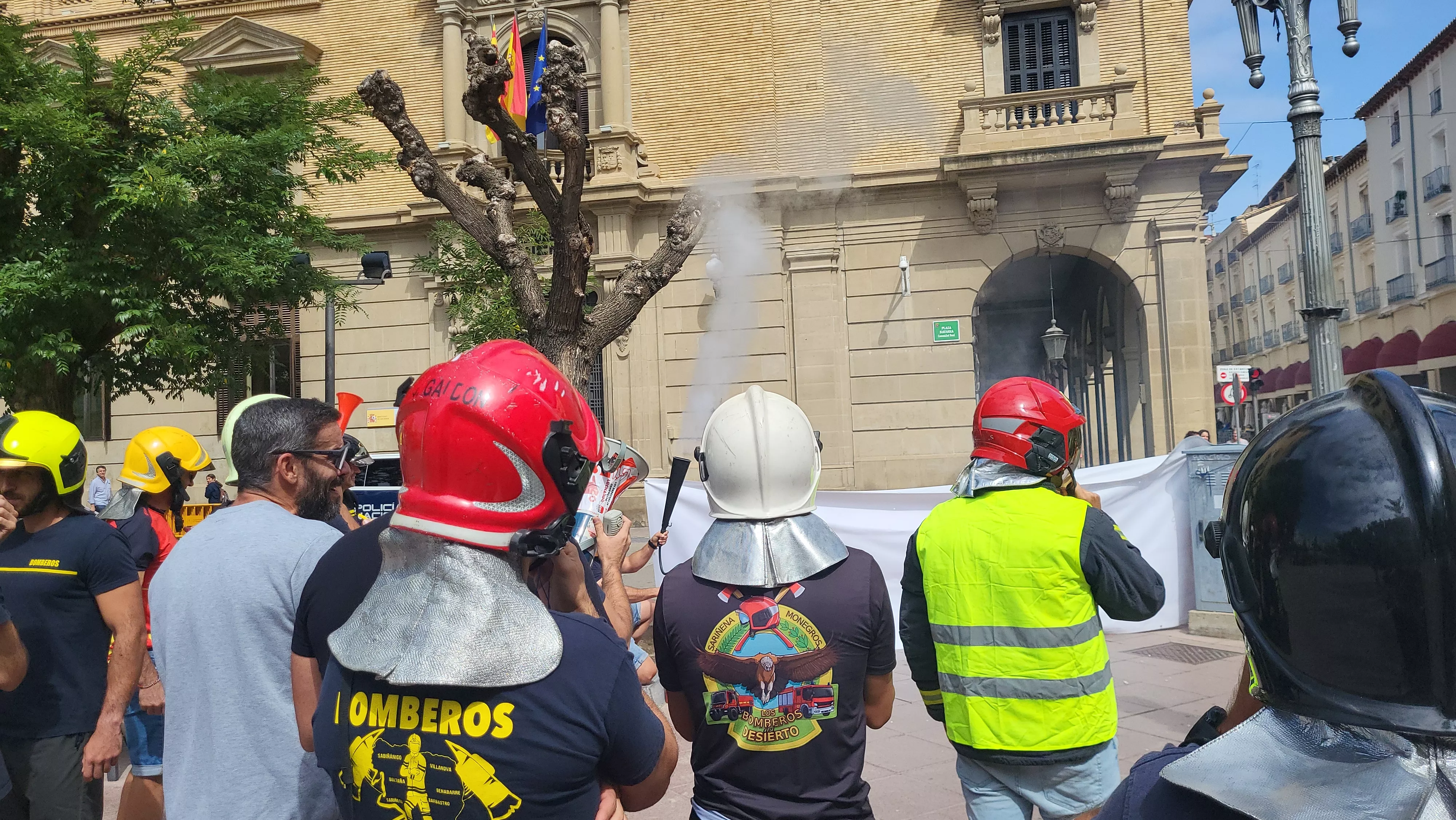 Concentración de bomberos del Speis en la plaza de Navarra. Foto Mercedes Manterola