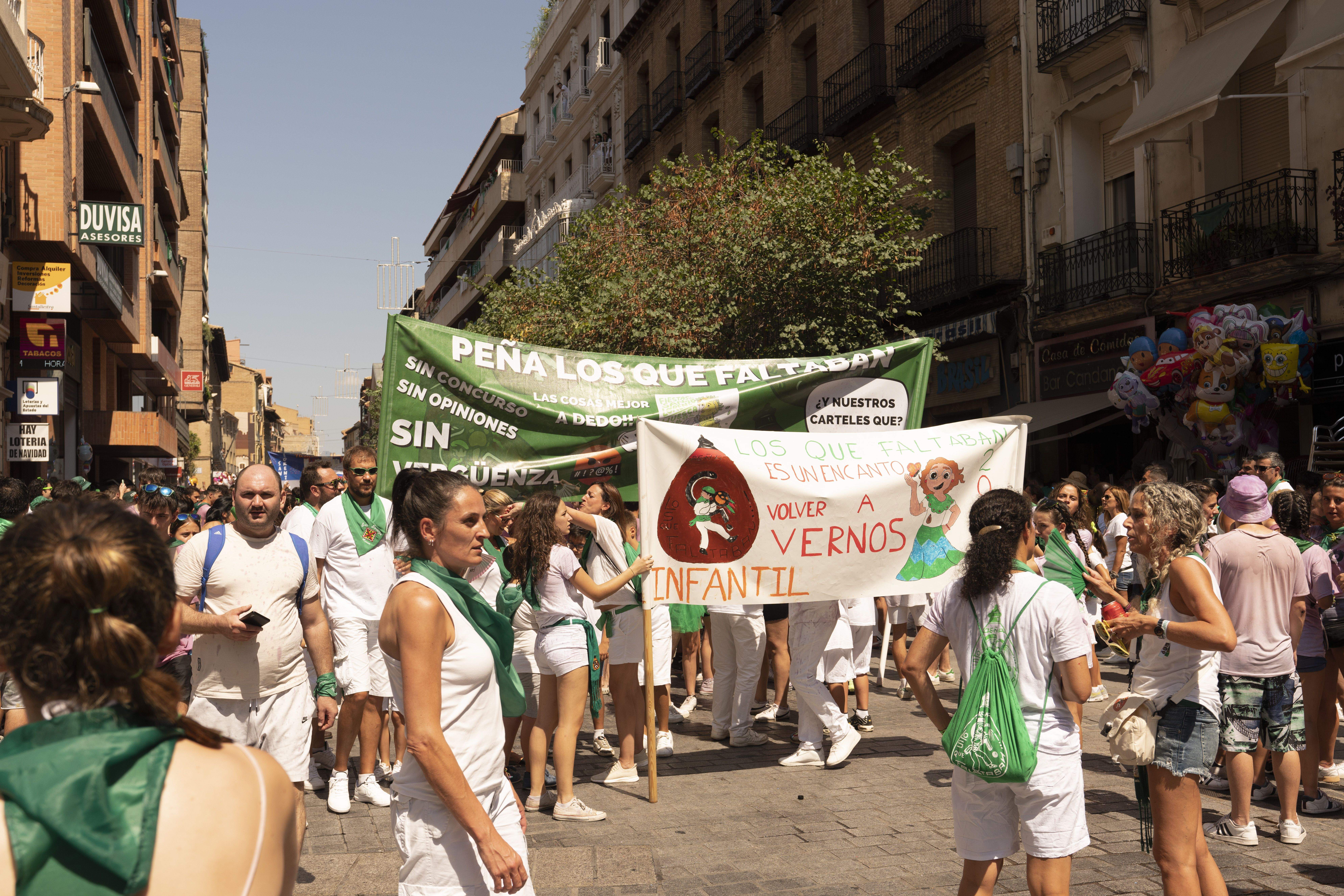  La cabalgata a su paso por el Coso Alto. Foto José Antonio Terrón