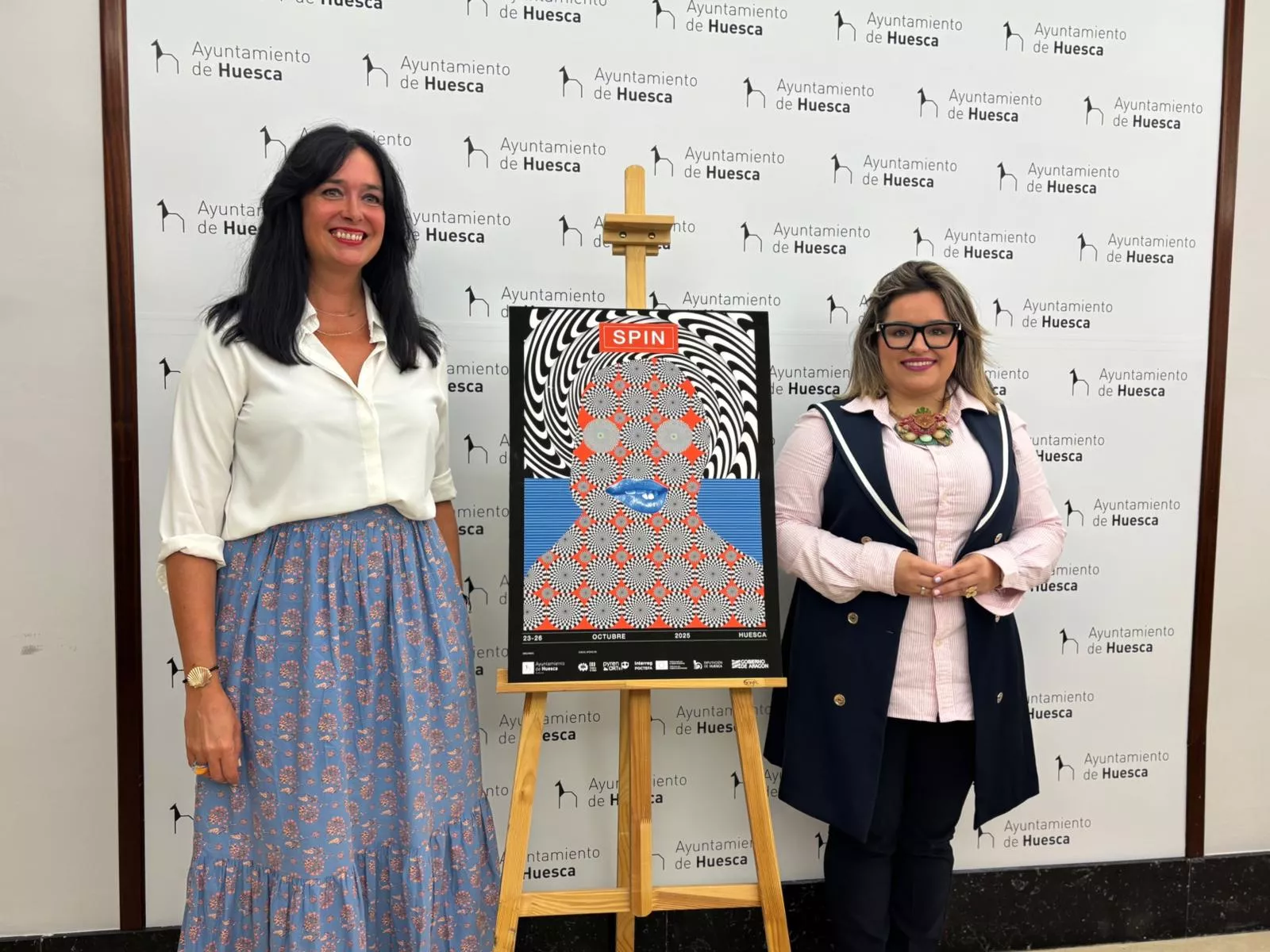 Lorena Orduna y Sonia Latre con el cartel del segundo Spin Festival.