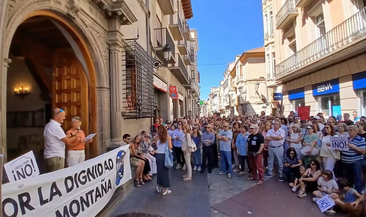 Pancarta del Movimiento por la Dignidad de la Montaña en la concentración contra el proyecto Oroel Park.