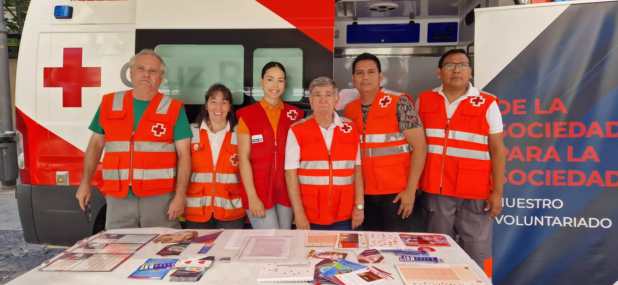 Mesa informativa de Cruz Roja Huesca en Concepción Arenal para sensibilizar sobre el suicidio este 10 de septiembre. Foto Myriam Martínez
