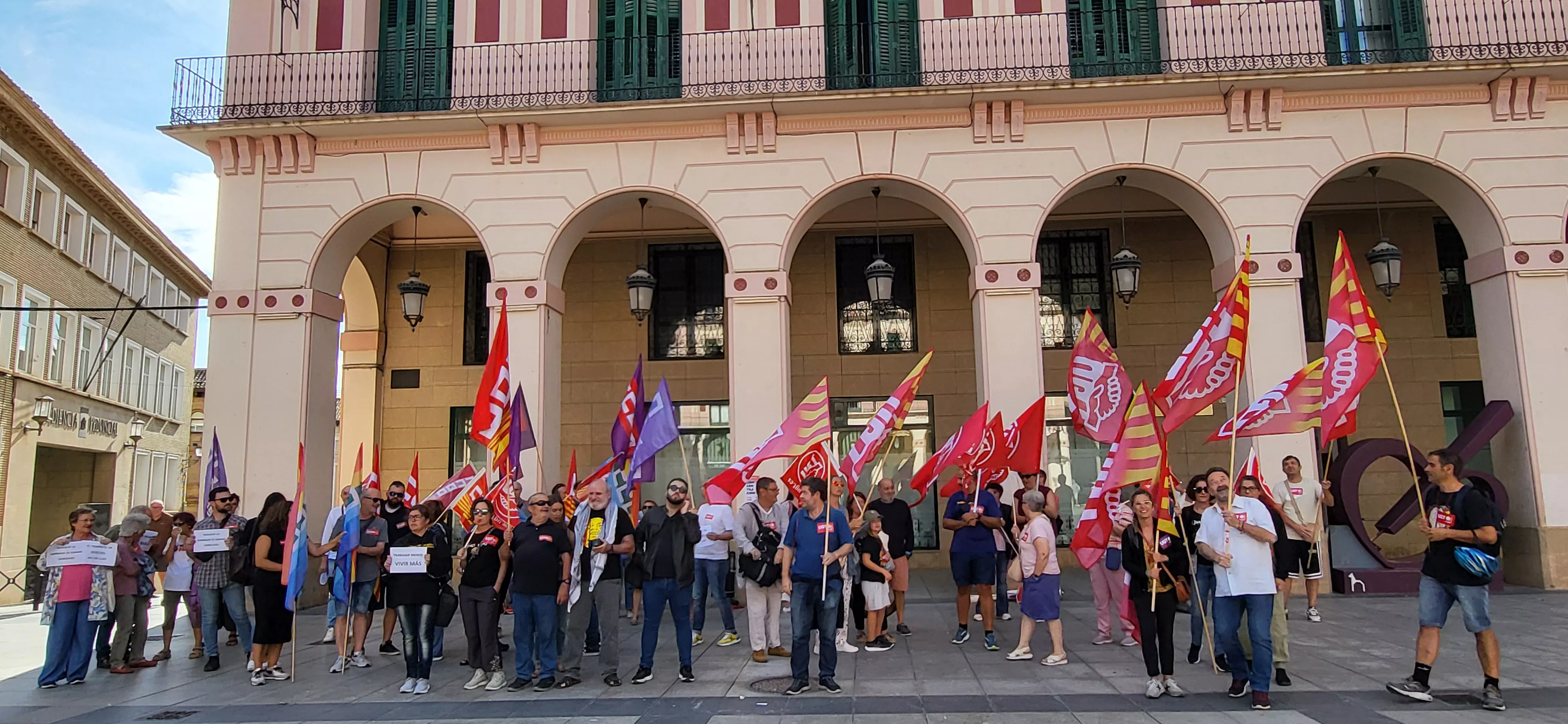 Concentración de UGT y CCOO en Huesca para reclamar la reducción de la jornada laboral. Foto Mercedes Manterola