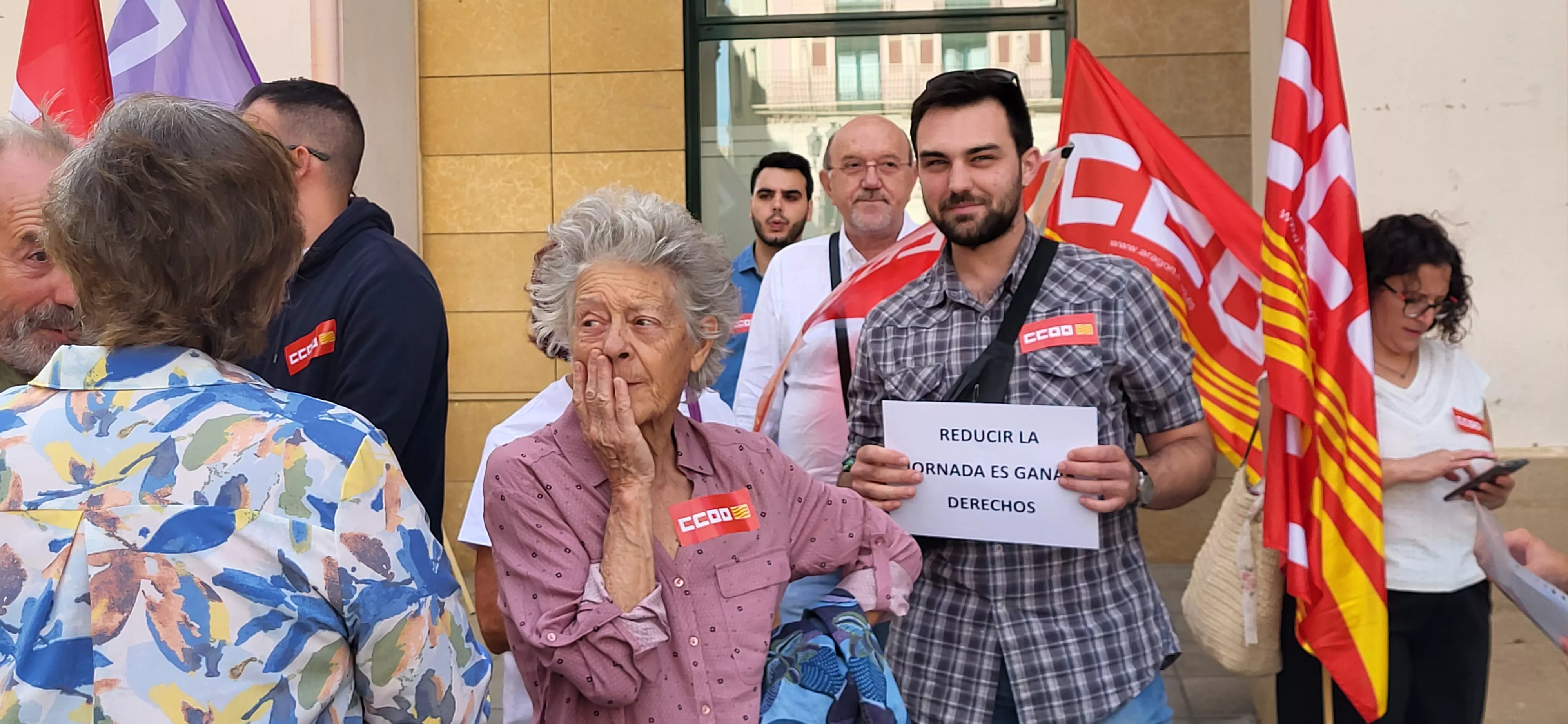Concentración de UGT y CCOO en Huesca para reclamar la reducción de la jornada laboral. Foto Mercedes Manterola