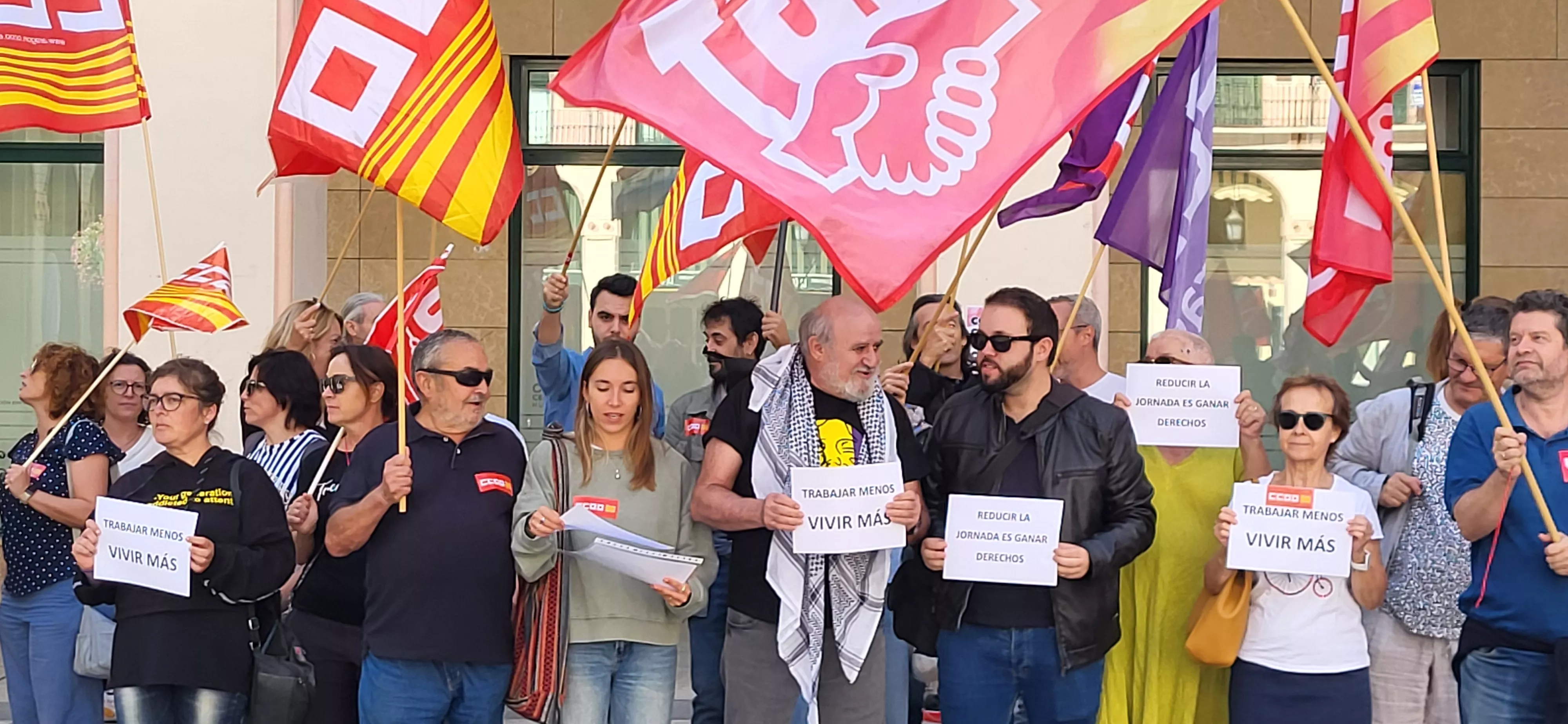 Concentración de UGT y CCOO en Huesca para reclamar la reducción de la jornada laboral. Foto Mercedes Manterola