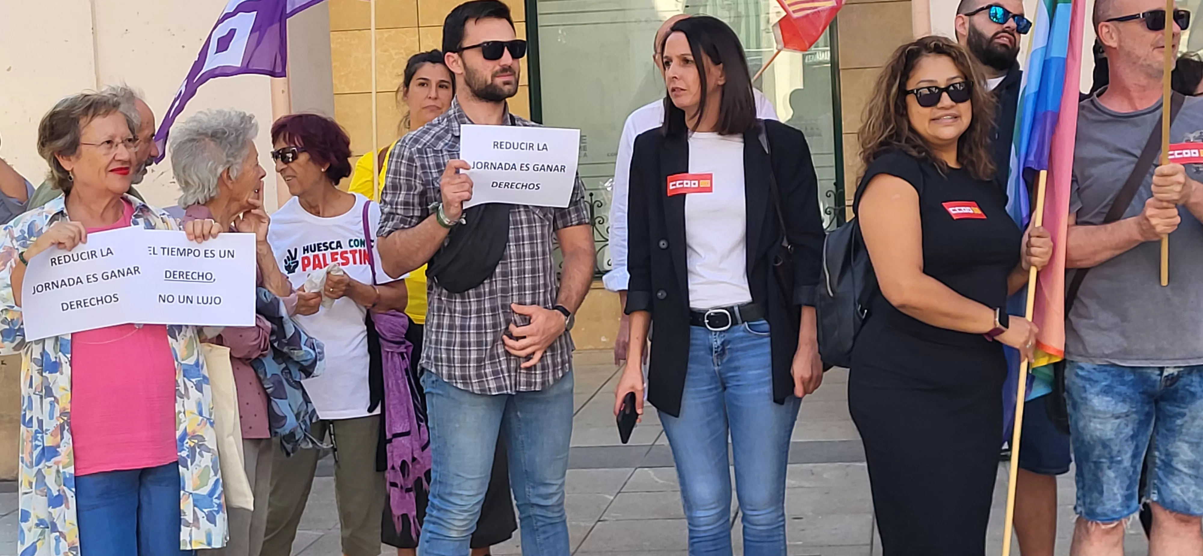Concentración de UGT y CCOO en Huesca para reclamar la reducción de la jornada laboral. Foto Mercedes Manterola