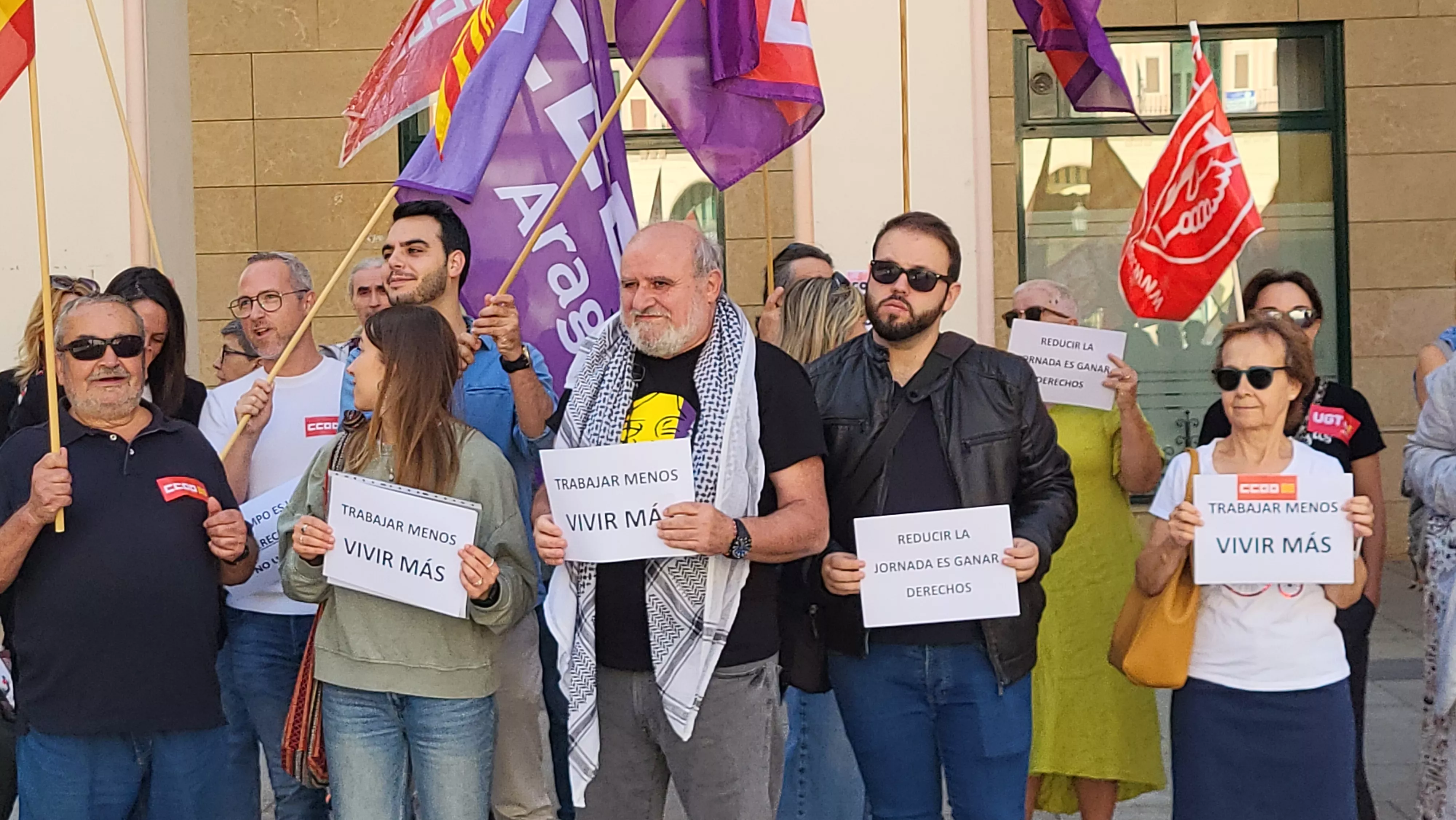 Concentración de UGT y CCOO en Huesca para reclamar la reducción de la jornada laboral. Foto Mercedes Manterola
