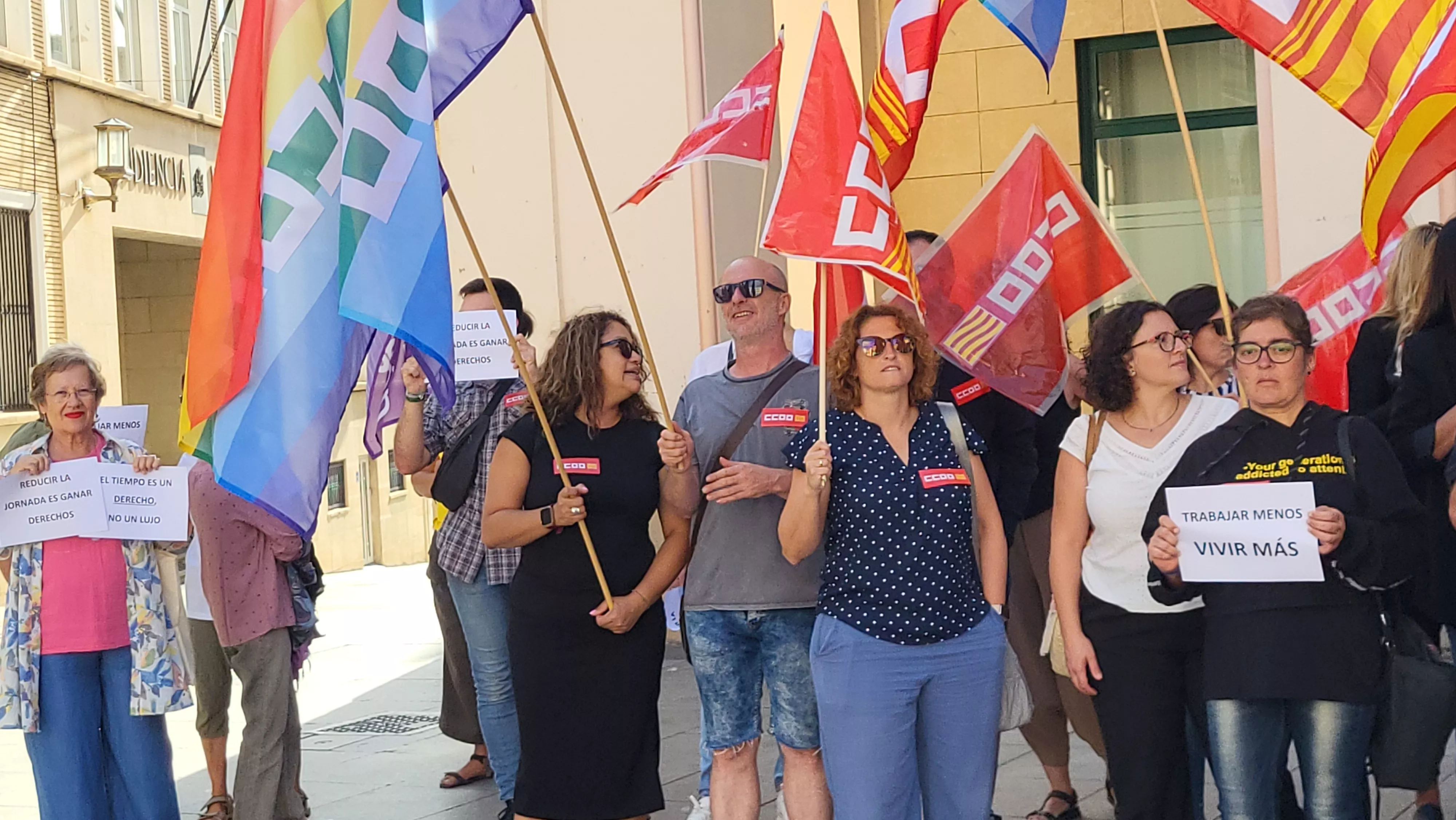 Concentración de UGT y CCOO en Huesca para reclamar la reducción de la jornada laboral. Foto Mercedes Manterola