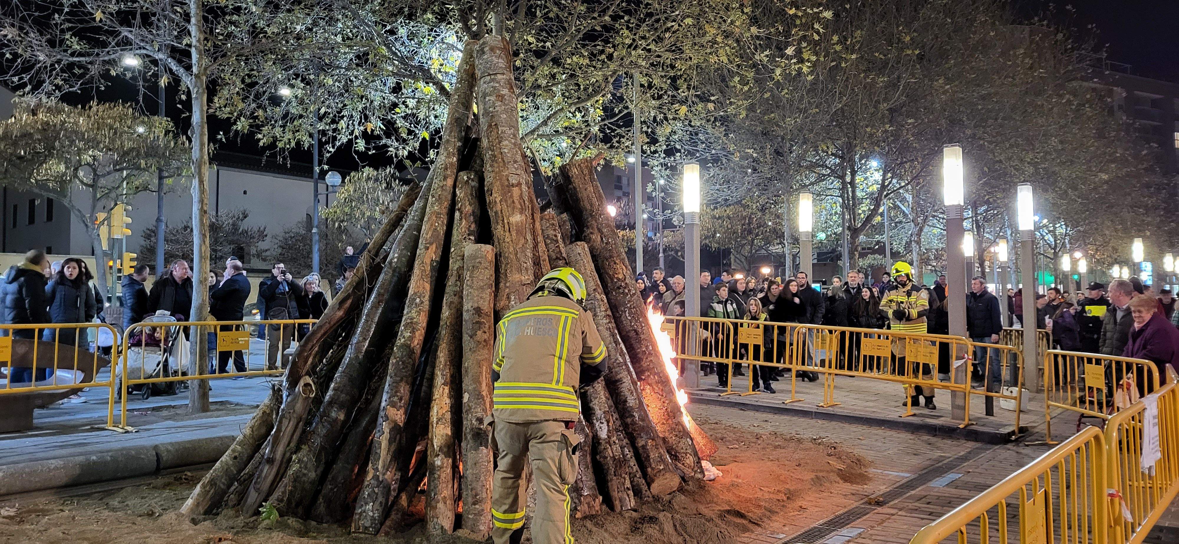 El barrio de San Lorenzo de Huesca se reúne en torno a la hoguera. Foto: Mercedes Manterola